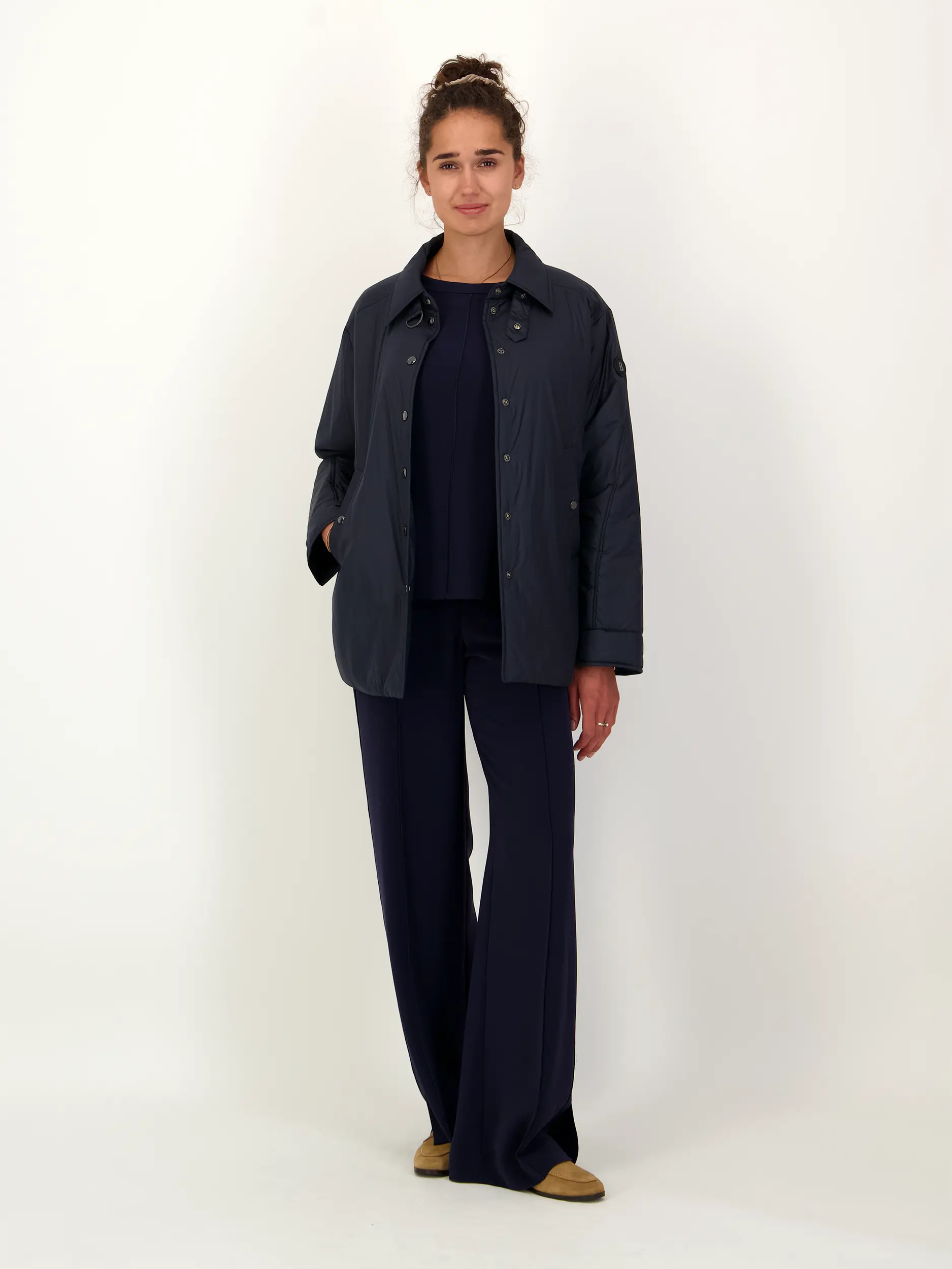 Jacke 'Imody' - Artikel Teil eines Outfits getragen von einem Modell - Farbe: Blau