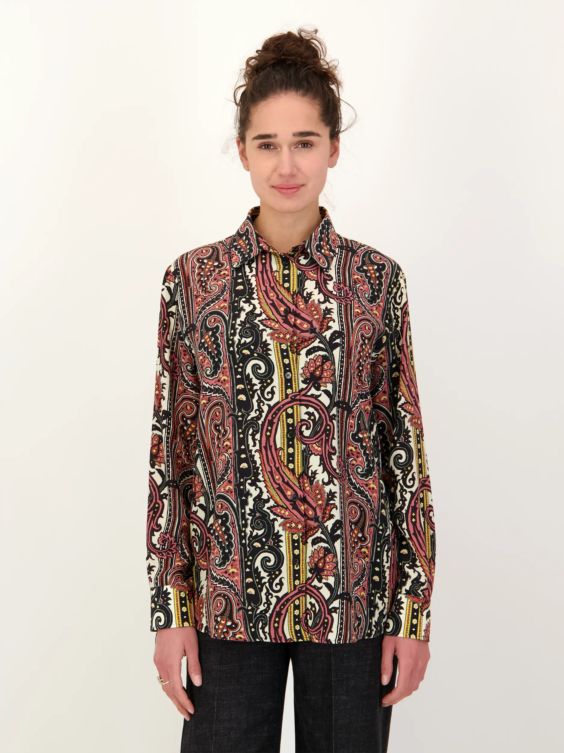 Seidenbluse langarm - Artikel Vorderseite getragen von einem Modell - Farbe: Rot