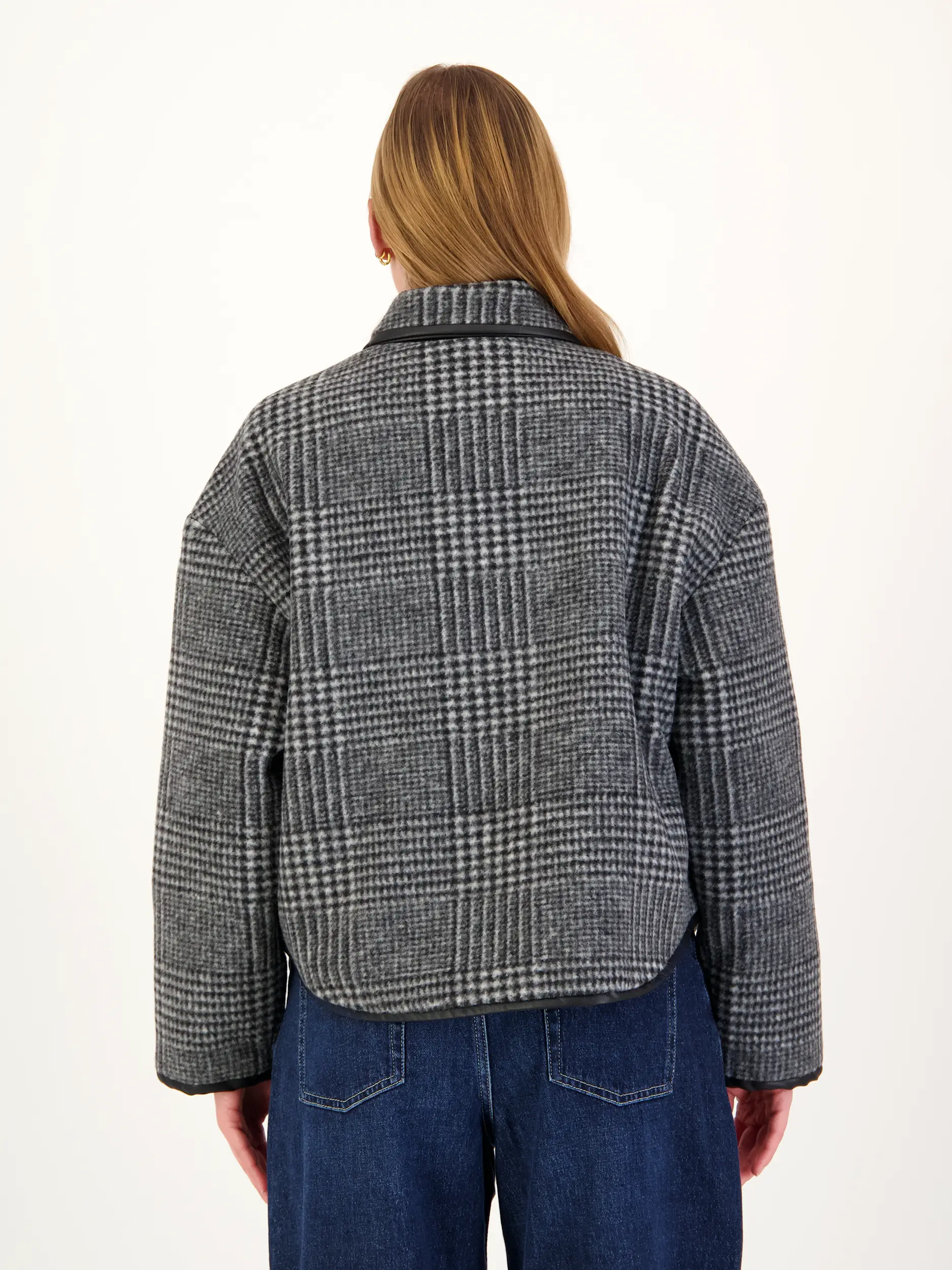 Karierte Wolljacke - Artikel Rückseite getragen von einem Modell - Farbe: Grau Karierte Wolljacke - Artikel Rückseite getragen von einem Modell - Farbe: Grau