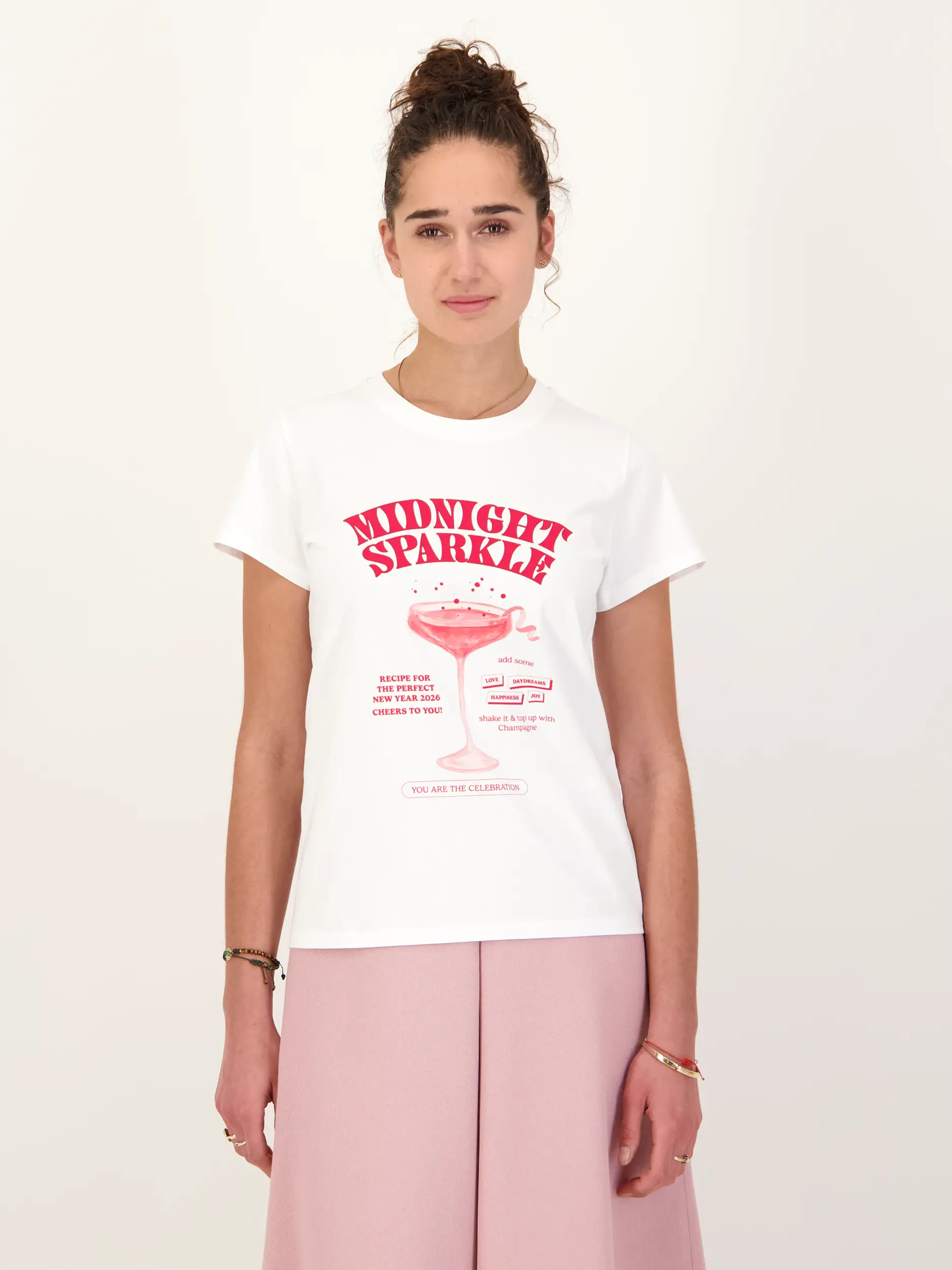 T-Shirt 'Midnight Sparkle' mit Print - Artikel Vorderseite getragen von einem Modell - Farbe: Rot