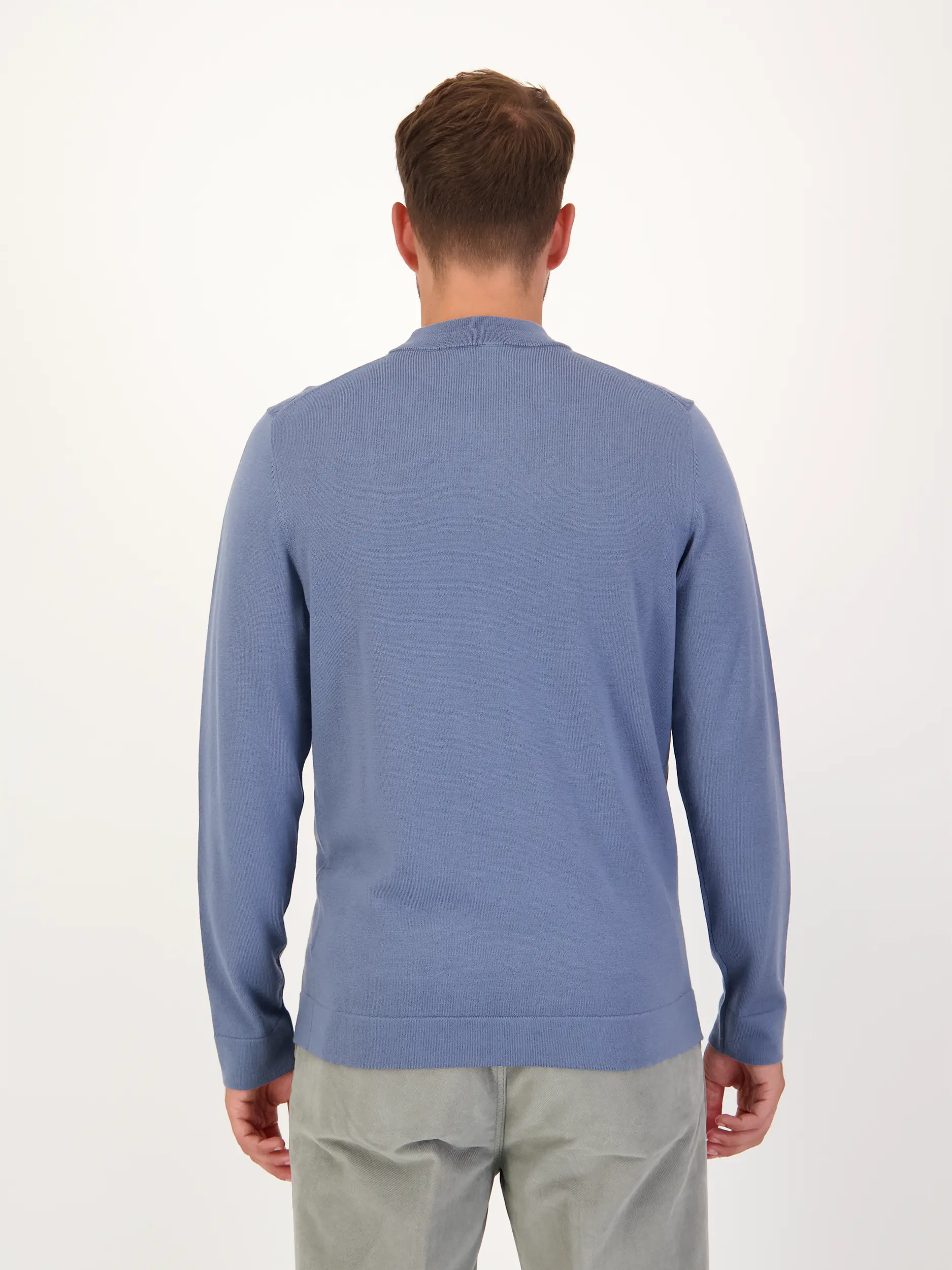 Pullover 'Arwon' aus Schurwolle langarm - Artikel Rückseite getragen von einem Modell - Farbe: Blau