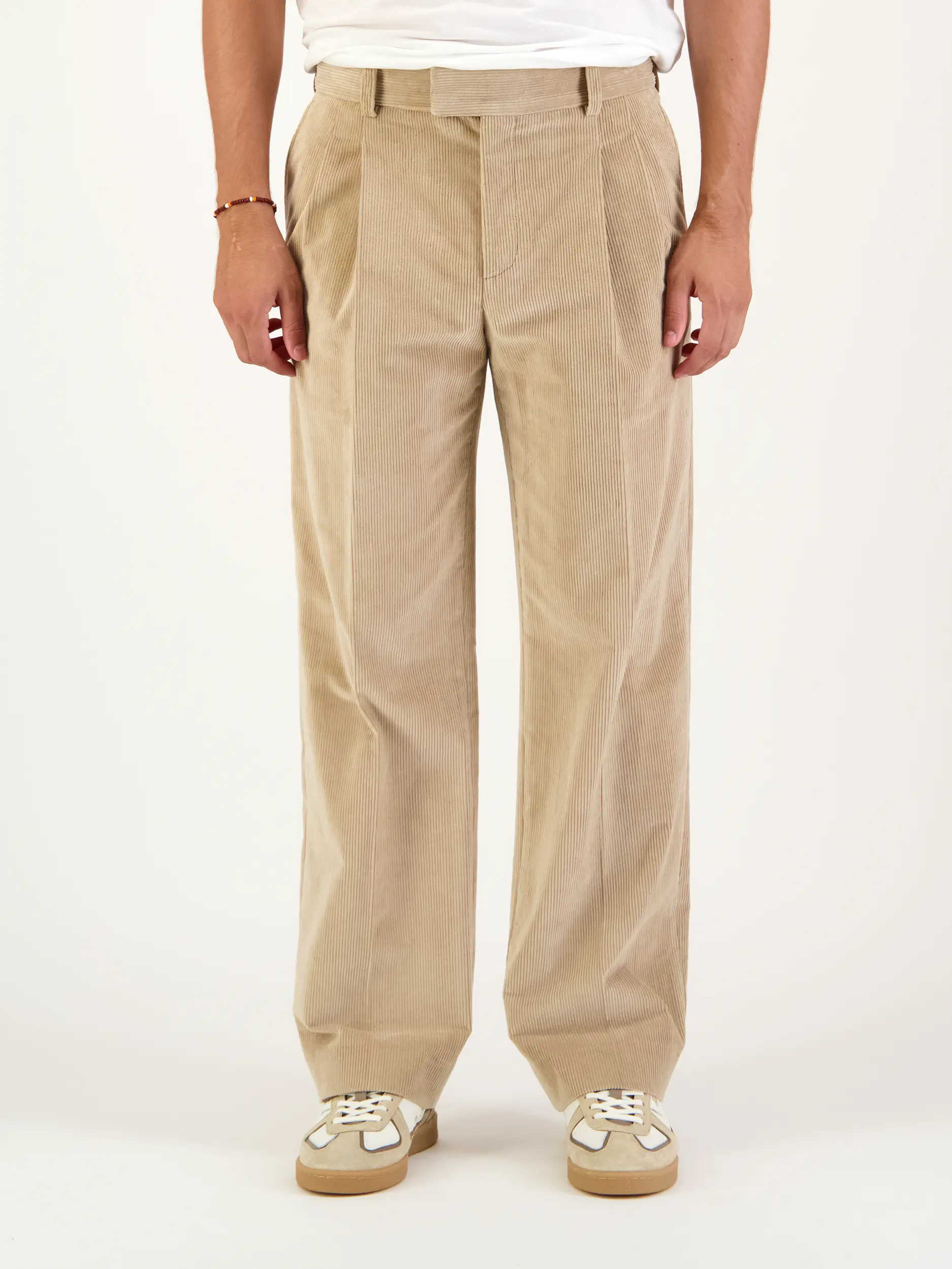 Bundfaltenhose aus Cord - Artikel Vorderseite getragen von einem Modell - Farbe: Beige