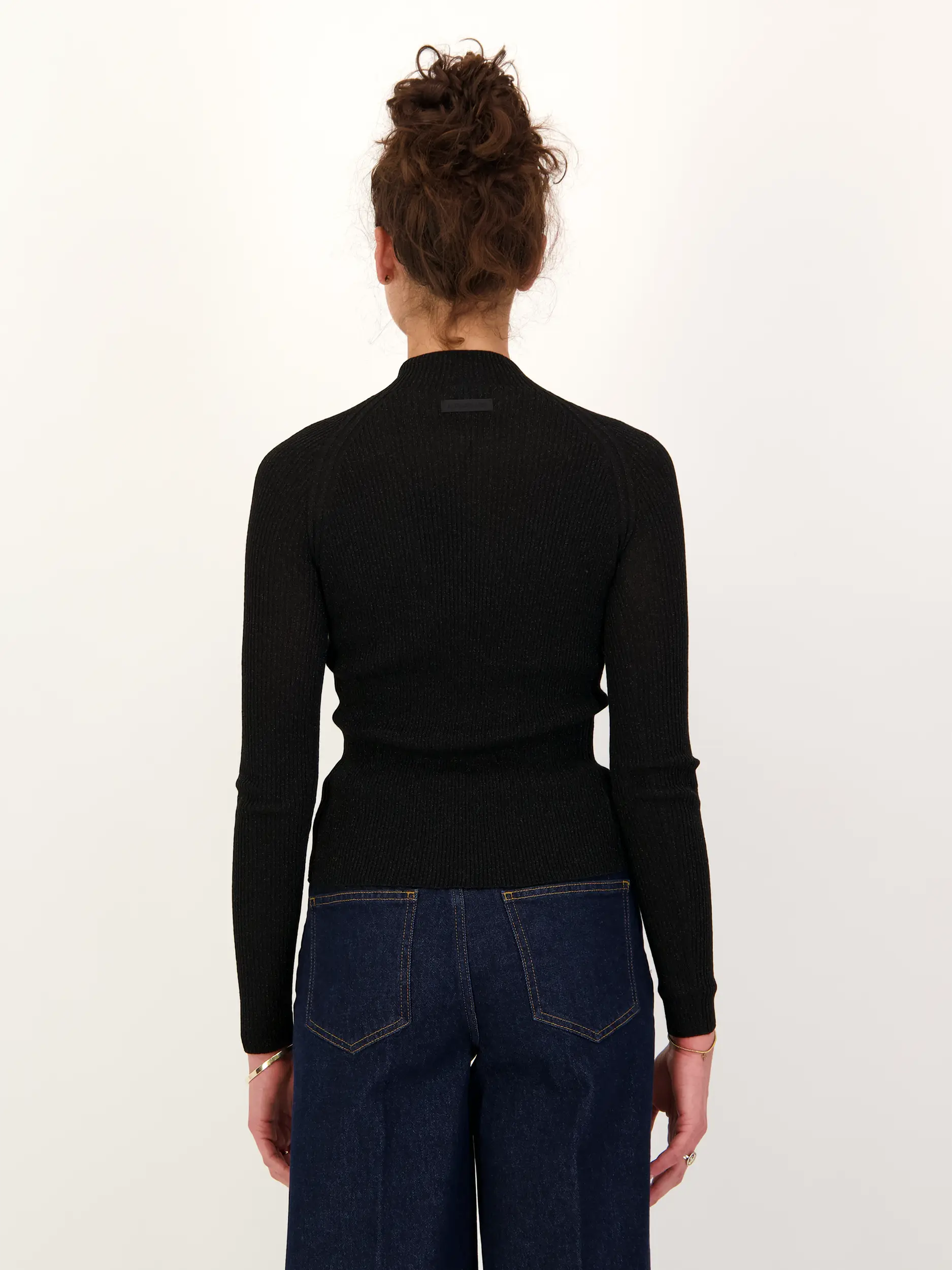 Pullover 'Flora' - Artikel Rückseite getragen von einem Modell - Farbe: Schwarz