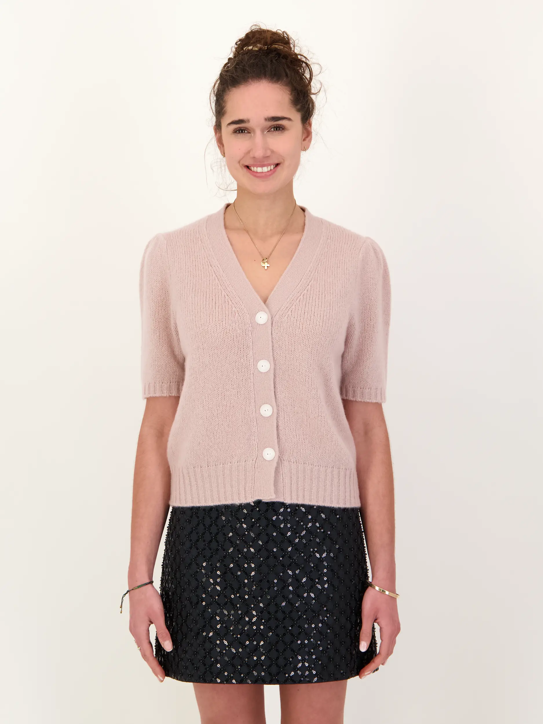 Strickjacke 'Shiso' aus Kaschmir Seide Mix - Artikel Vorderseite getragen von einem Modell - Farbe: Rosa&Pink