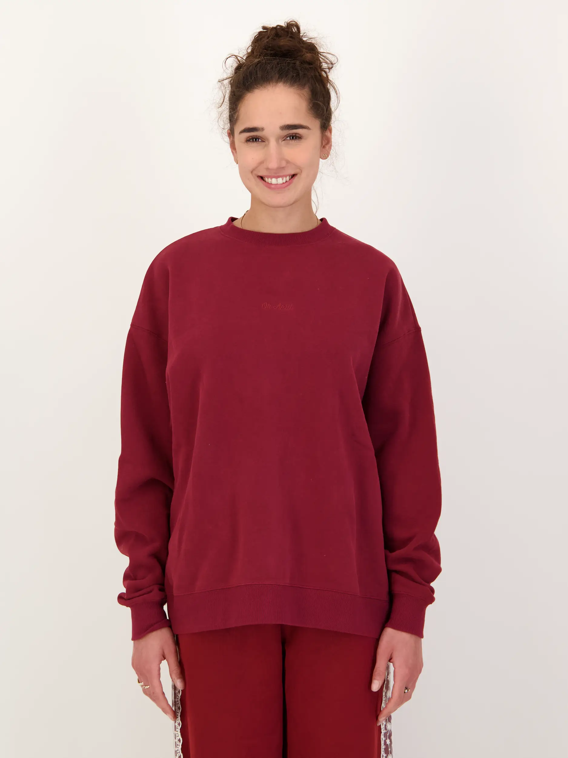 Sweatshirt 'Good Karma Wave' - Artikel Vorderseite getragen von einem Modell - Farbe: Rot