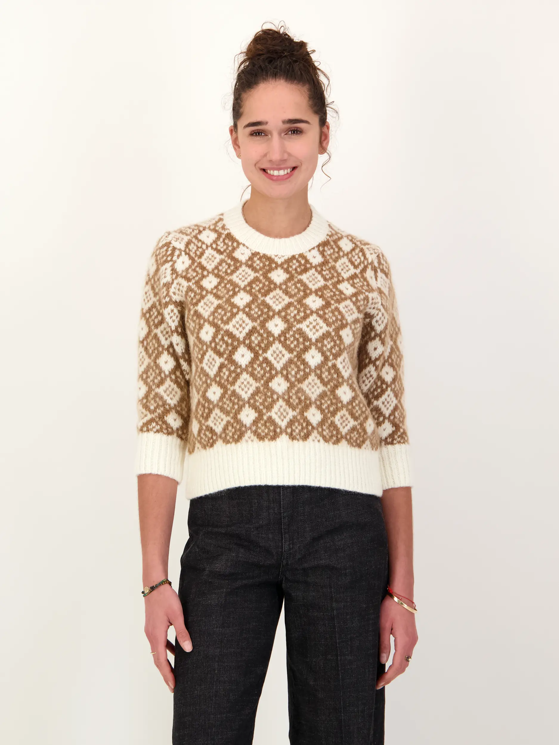 Gemusterter Pullover 'Soft Graphics' aus Woll-Mix 3/4 Arm - Artikel Vorderseite getragen von einem Modell - Farbe: Braun