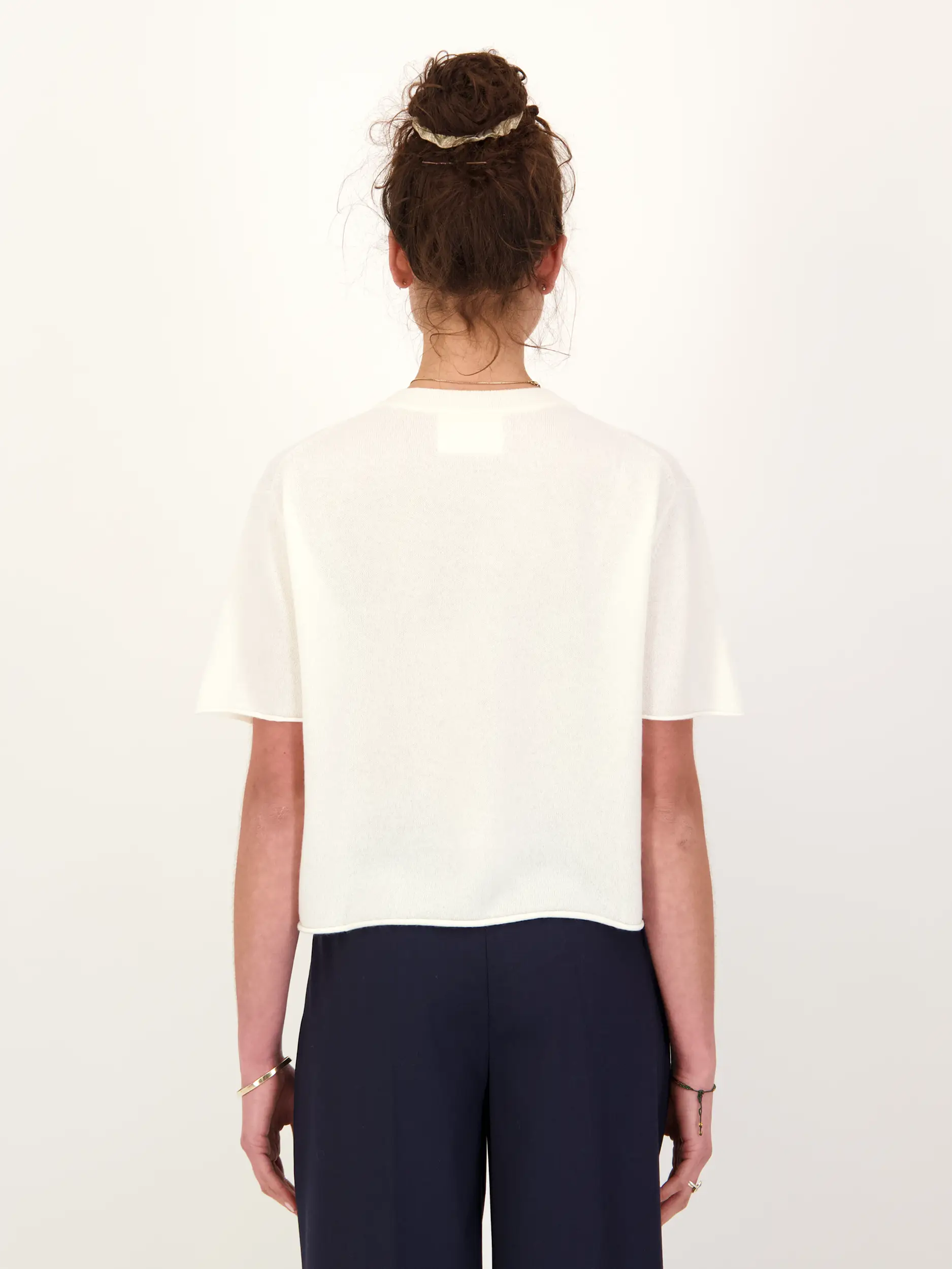 Pullover 'Cila' aus Kaschmir kurzarm - Artikel Rückseite getragen von einem Modell - Farbe: Creme