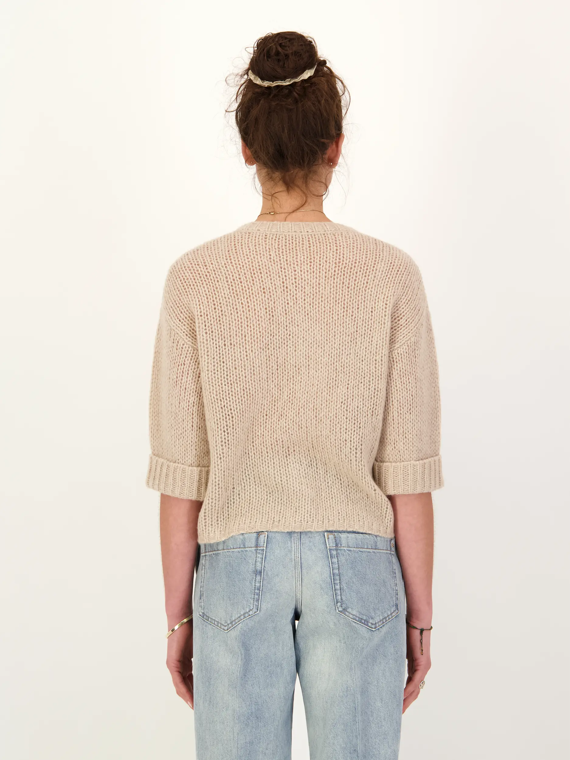 Strickjacke kurzarm aus Kaschmir Seide Mix - Artikel Rückseite getragen von einem Modell - Farbe: Braun