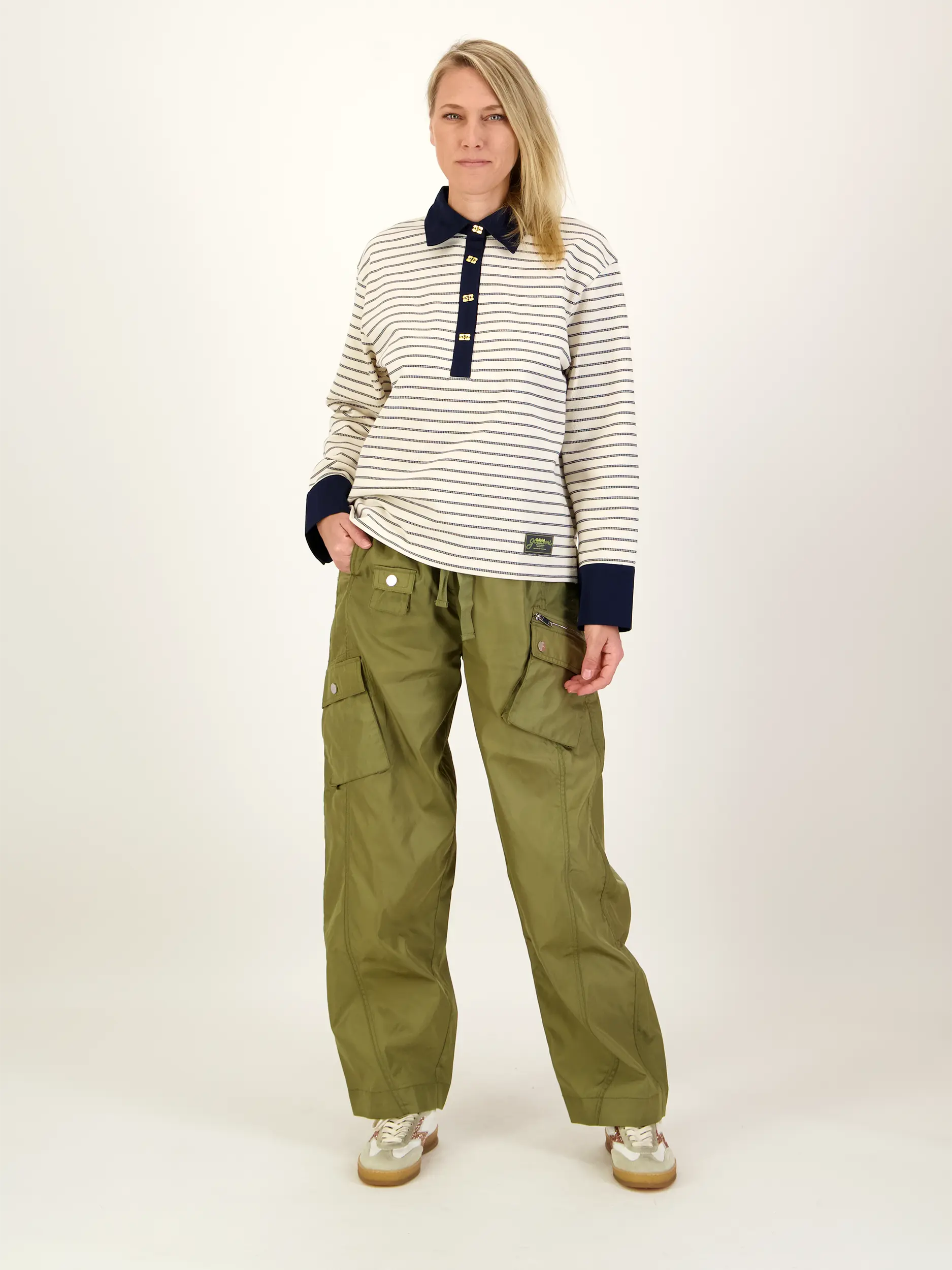 Gestreiftes Poloshirt langarm - Artikel Teil eines Outfits getragen von einem Modell