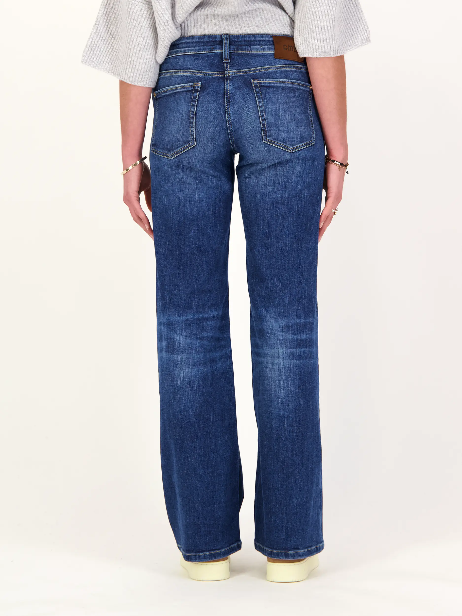 Mid Rise Flared Leg Jeans 'Tess' - Artikel Rückseite getragen von einem Modell - Farbe: Blau