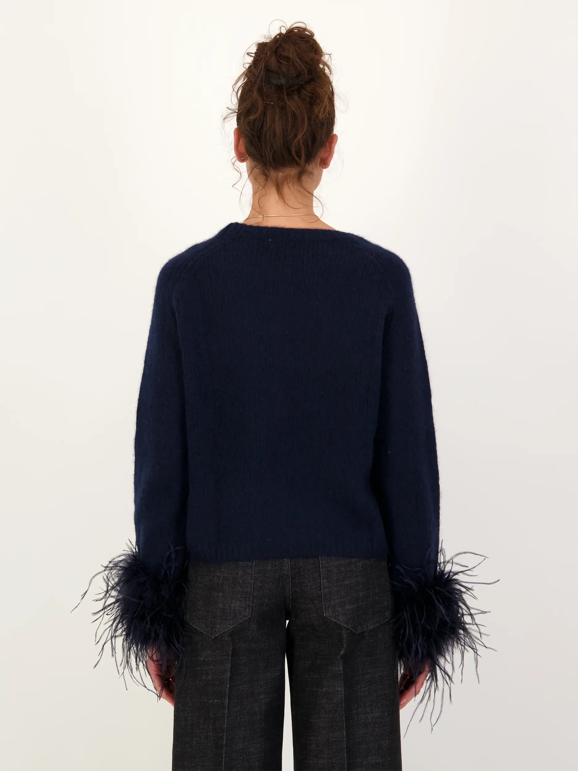 Pullover aus Kaschmir mit Straußenfedern langarm - Artikel Rückseite getragen von einem Modell - Farbe: Blau