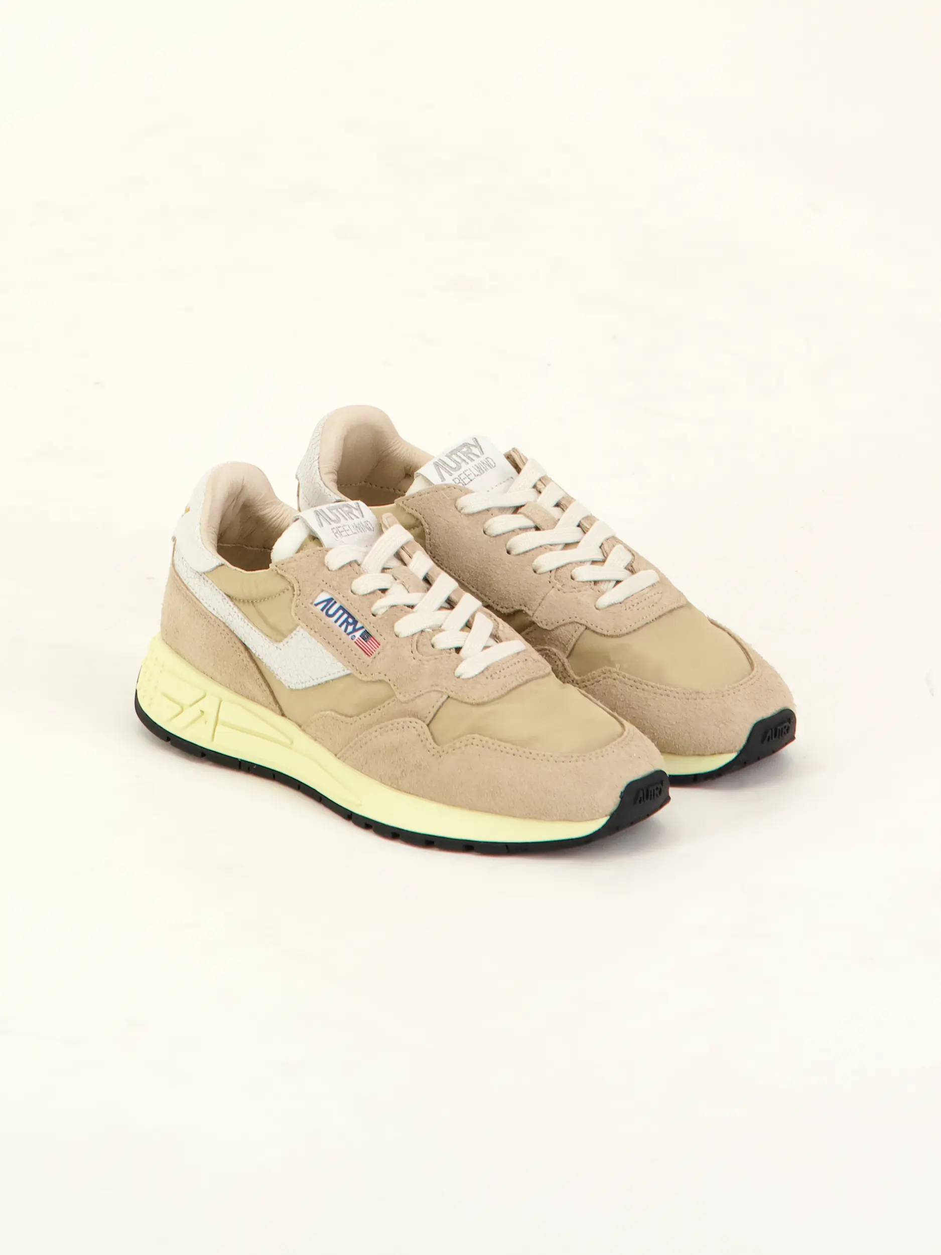 Sneaker 'Reelwind' aus Wildleder - Artikel Teil eines Outfits getragen von einem Modell