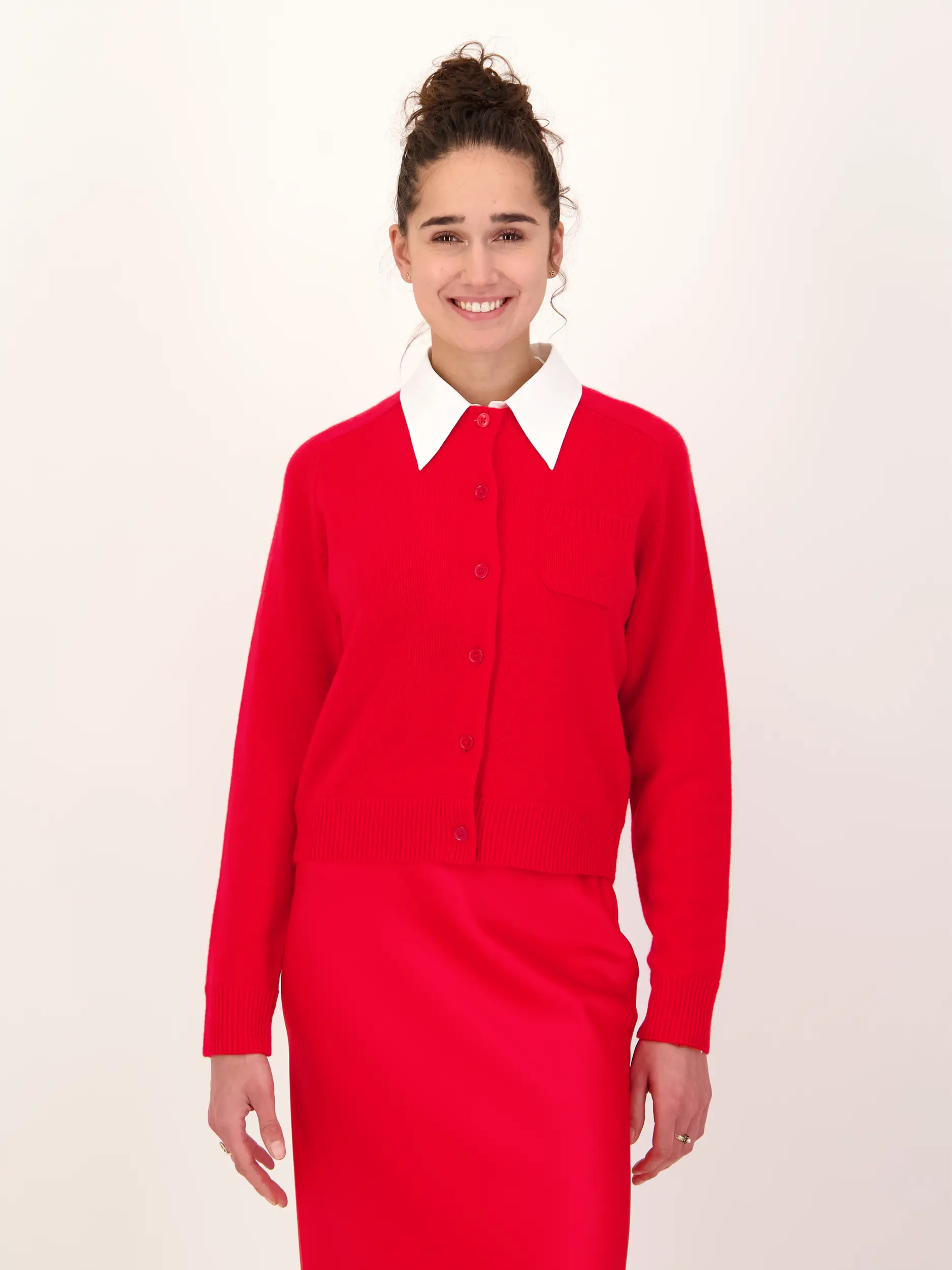 Strickjacke 'Elegant Statements' aus Wolle - Artikel Vorderseite getragen von einem Modell - Farbe: Rot