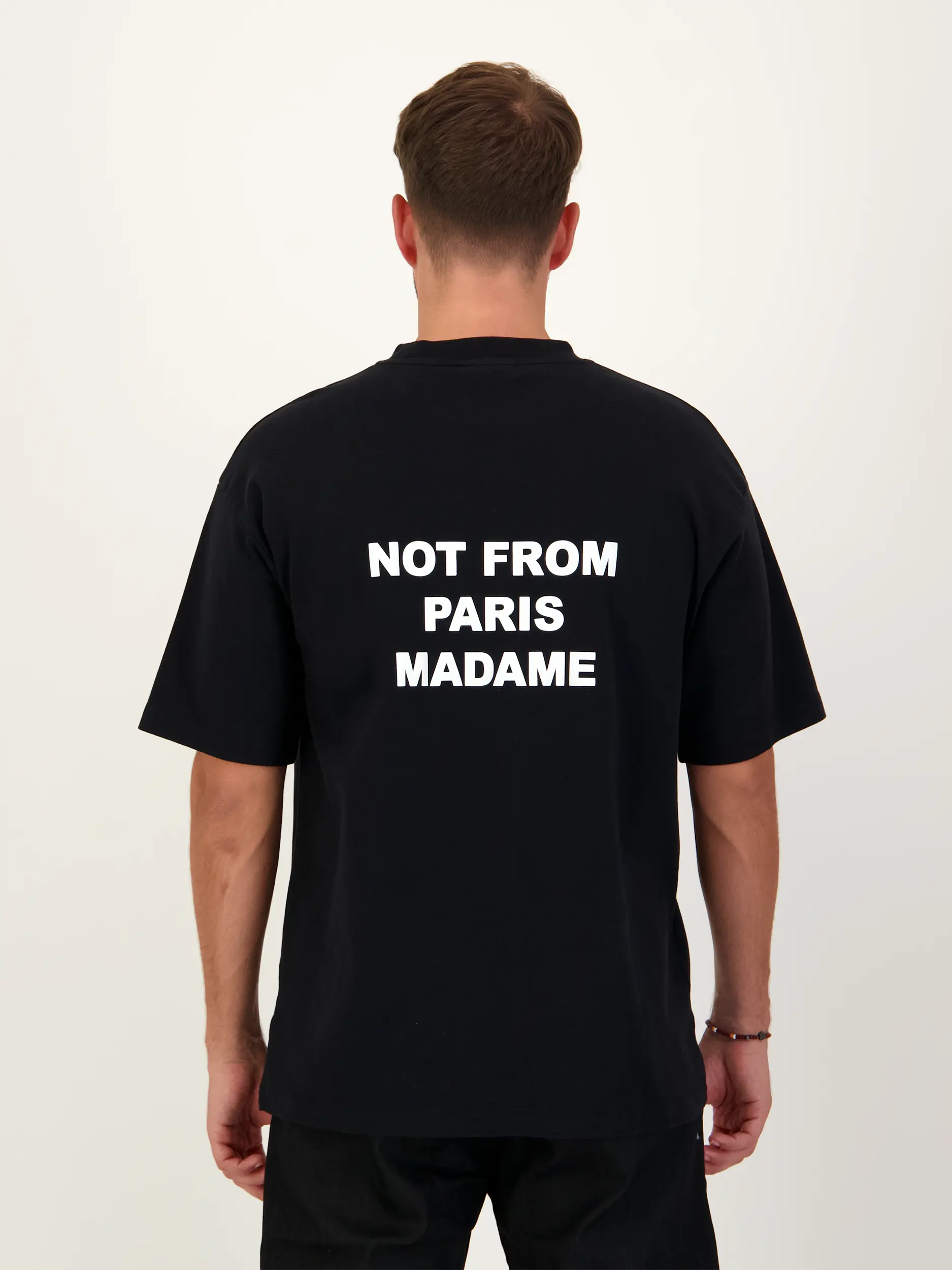 T-Shirt 'Le Tshirt Slogan' - Artikel Rückseite getragen von einem Modell