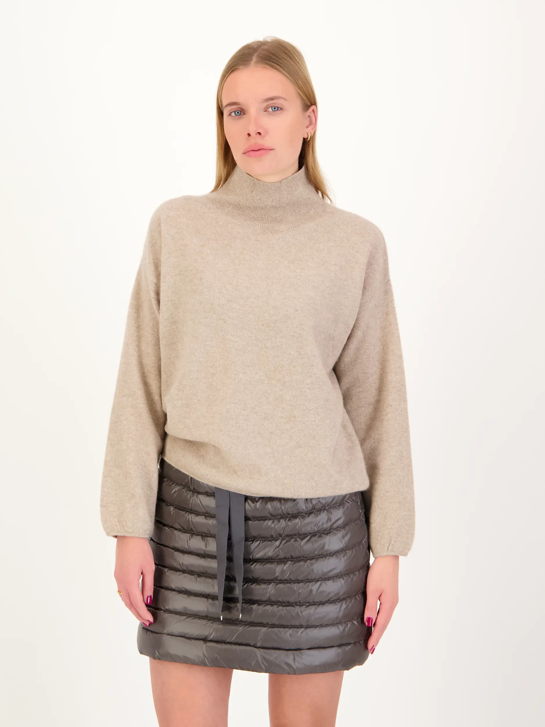 Pullover aus Kaschmir langarm - Artikel Vorderseite getragen von einem Modell - Farbe: Beige