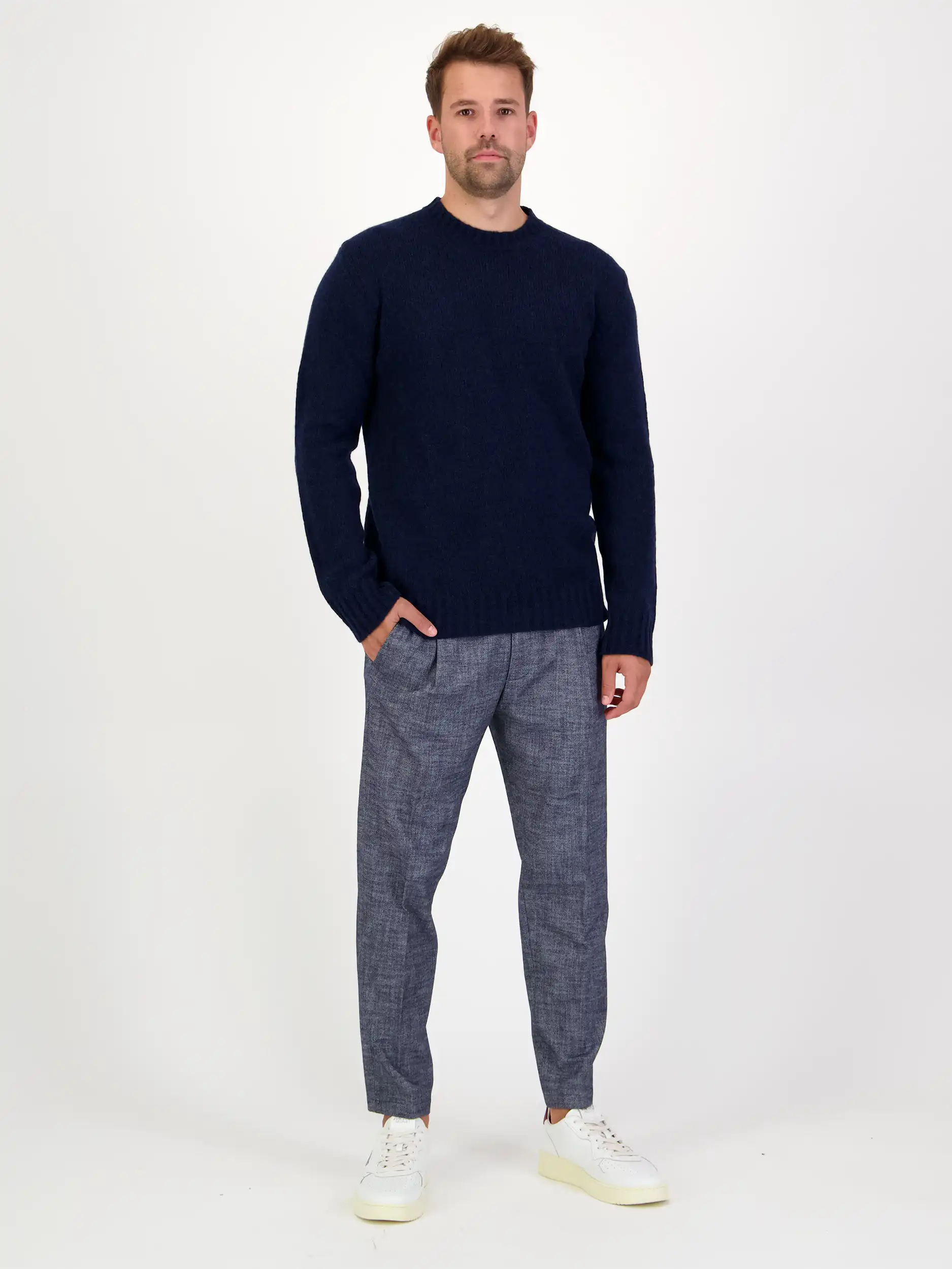 Pullover 'Lee' aus Merinowoll-Mix langarm - Artikel Teil eines Outfits getragen von einem Modell - Farbe: Blau