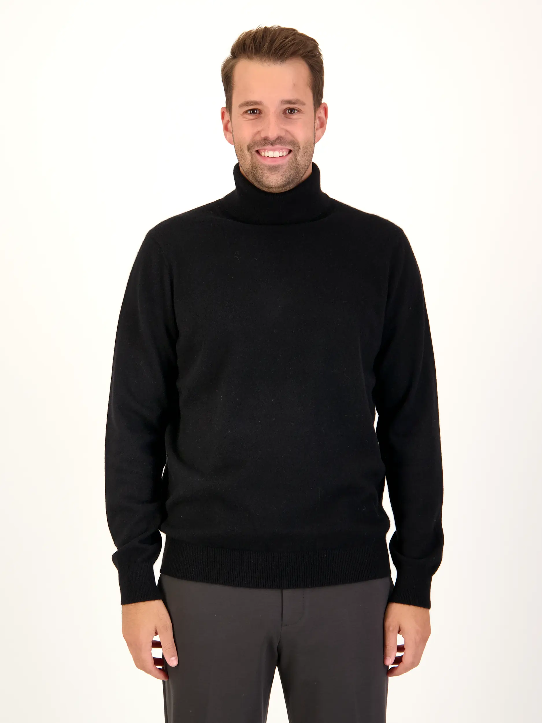 Rollkragenpullover aus Kaschmir langarm - Artikel Vorderseite getragen von einem Modell - Farbe: Schwarz