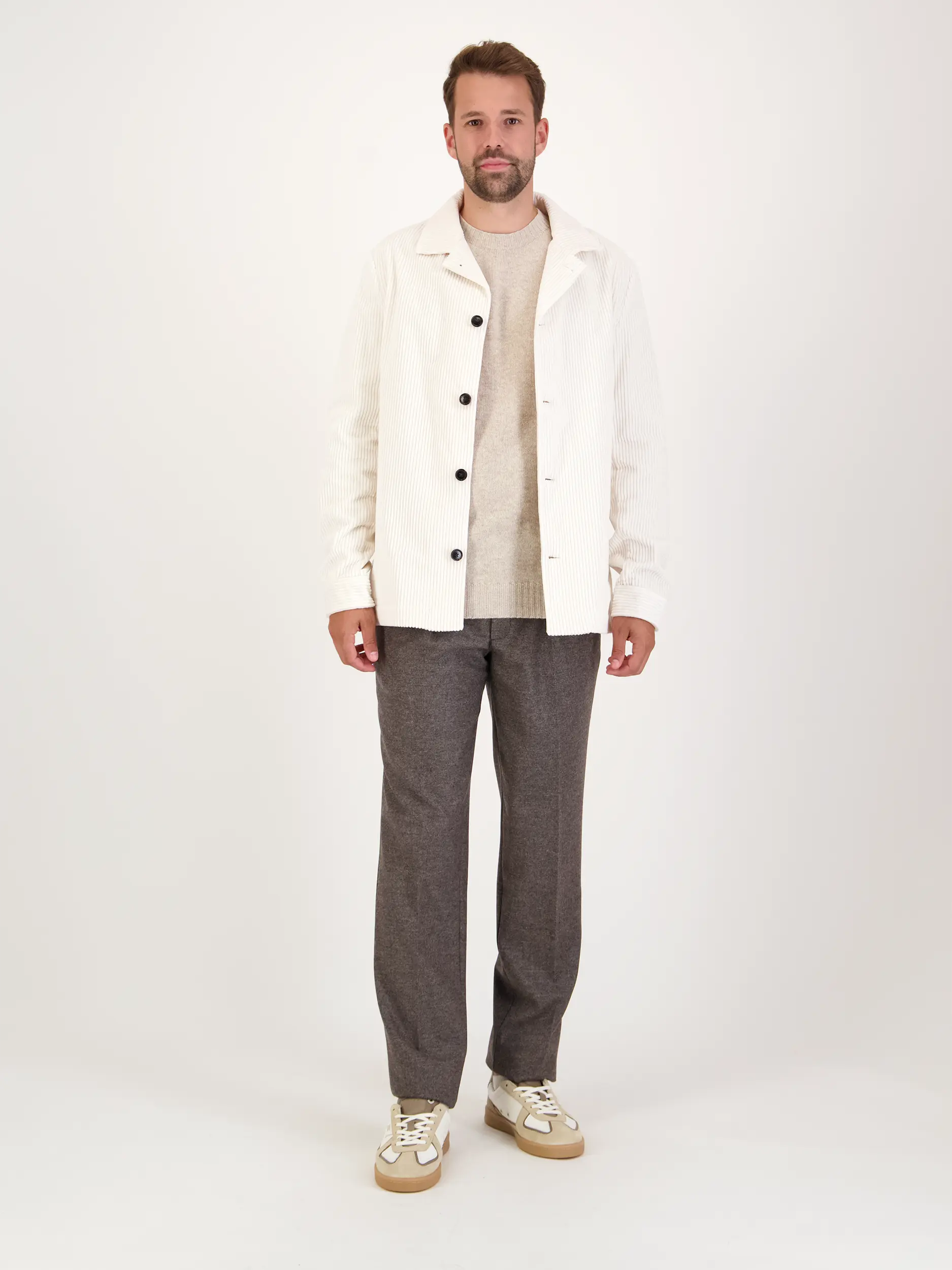 Overshirt - Artikel Teil eines Outfits getragen von einem Modell - Farbe: Creme