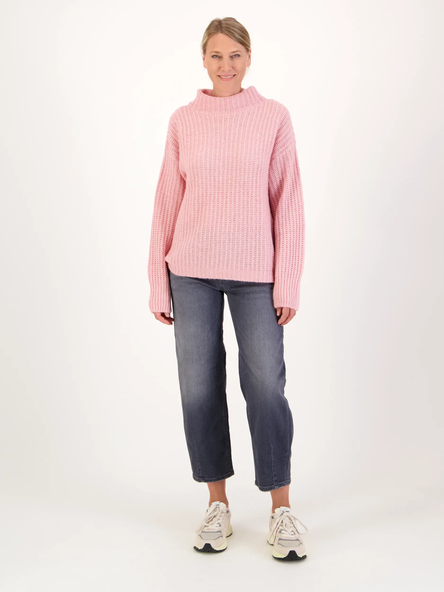 Pullover aus Kaschmir langarm - Artikel Teil eines Outfits getragen von einem Modell - Farbe: Rosa&Pink