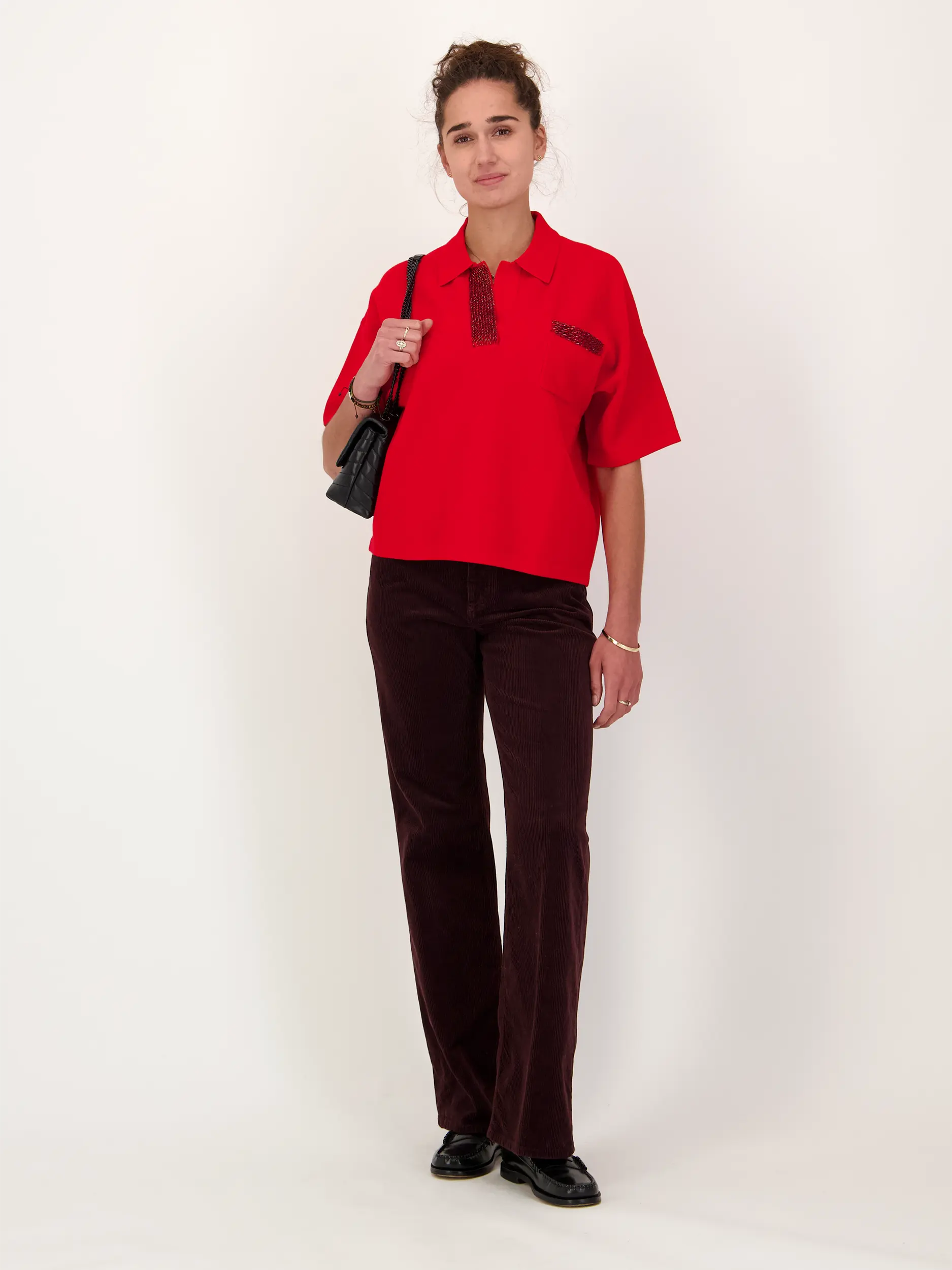 Cordhose - Artikel Teil eines Outfits getragen von einem Modell - Farbe: Rot