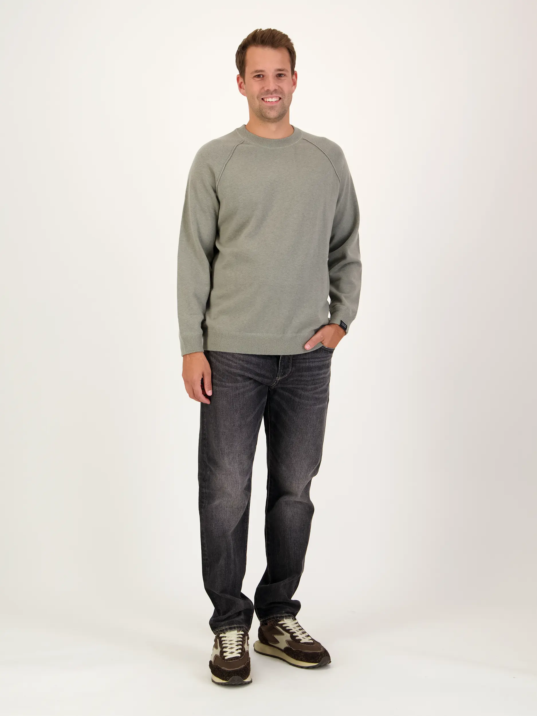 Pullover 'Clifden' aus Woll-Mix langarm - Artikel Teil eines Outfits getragen von einem Modell - Farbe: Grün