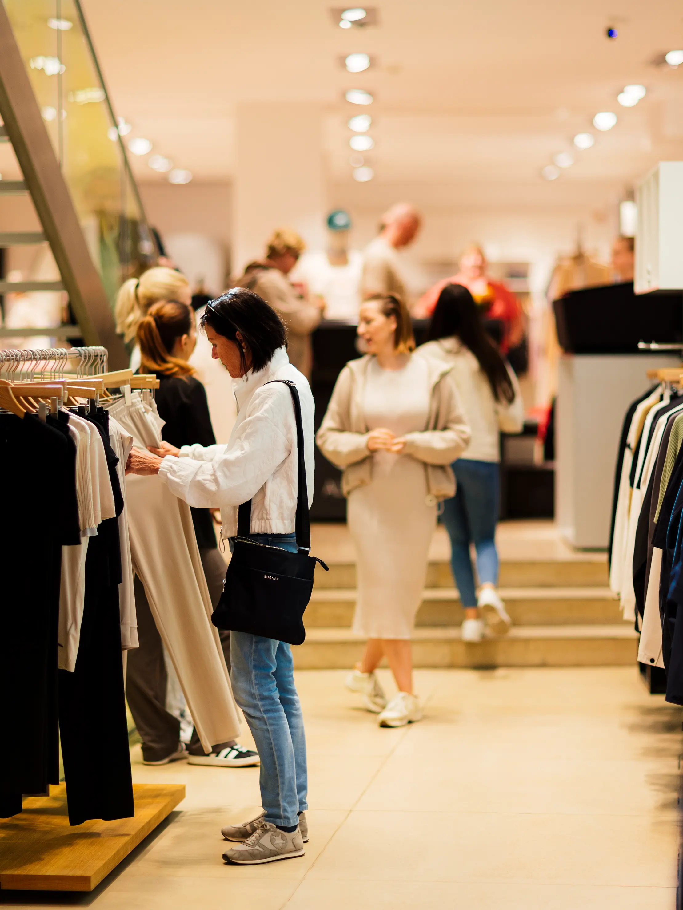 Das Bild zeigt Kunden beim High Summer Capsule Event von ALPHATAURI.