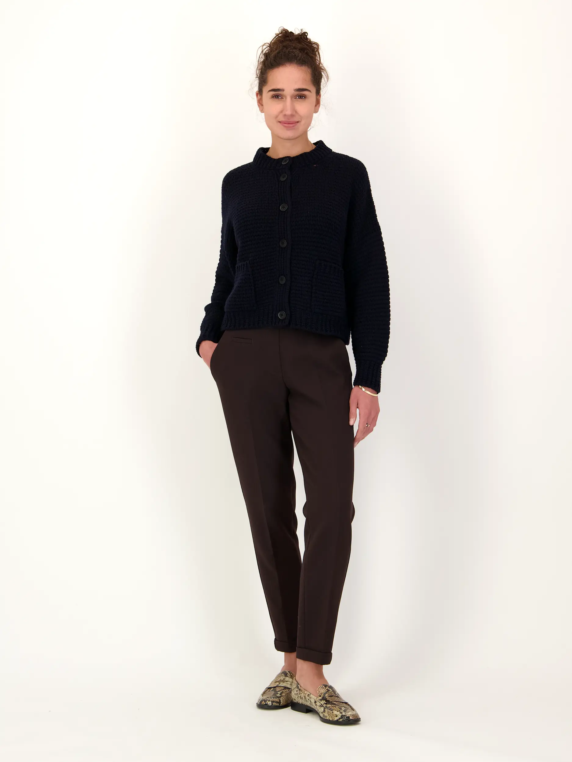 Bundfaltenhose 'Kim' - Artikel Teil eines Outfits getragen von einem Modell - Farbe: Braun