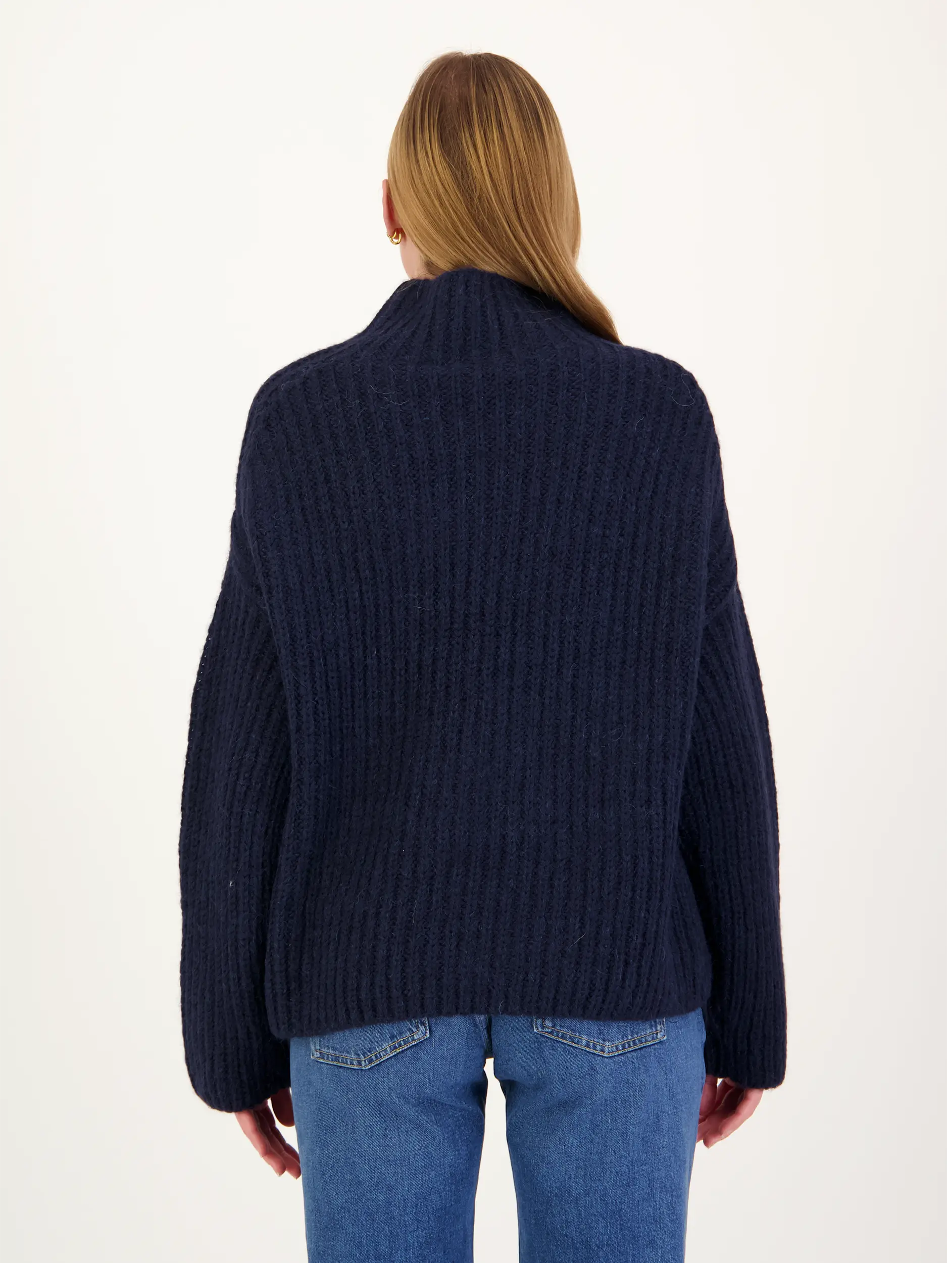 Pullover aus Alpaka langarm - Artikel Rückseite getragen von einem Modell - Farbe: Blau