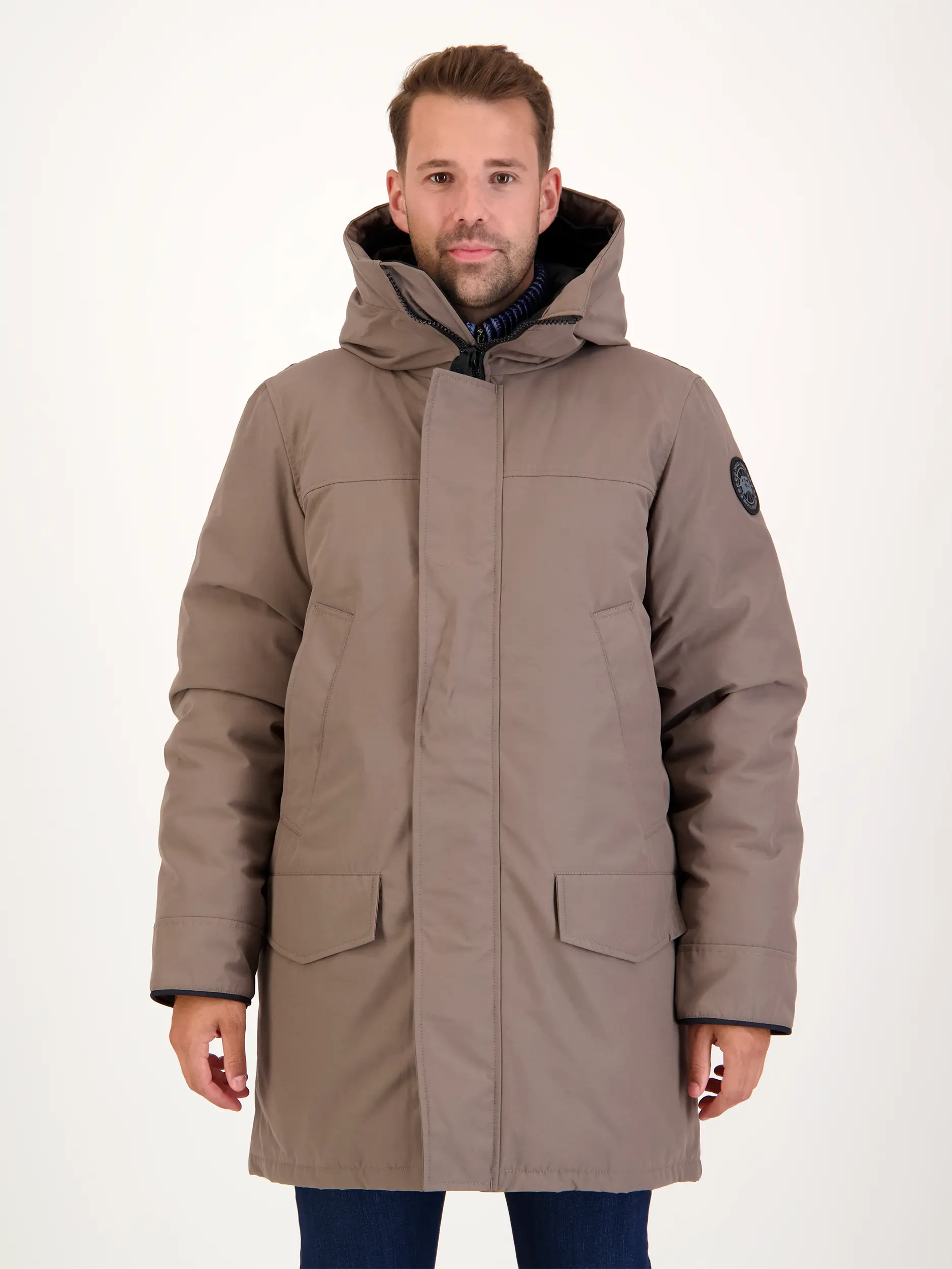 Kurzmantel 'Langford' aus Daunen - Artikel Vorderseite getragen von einem Modell - Farbe: Braun