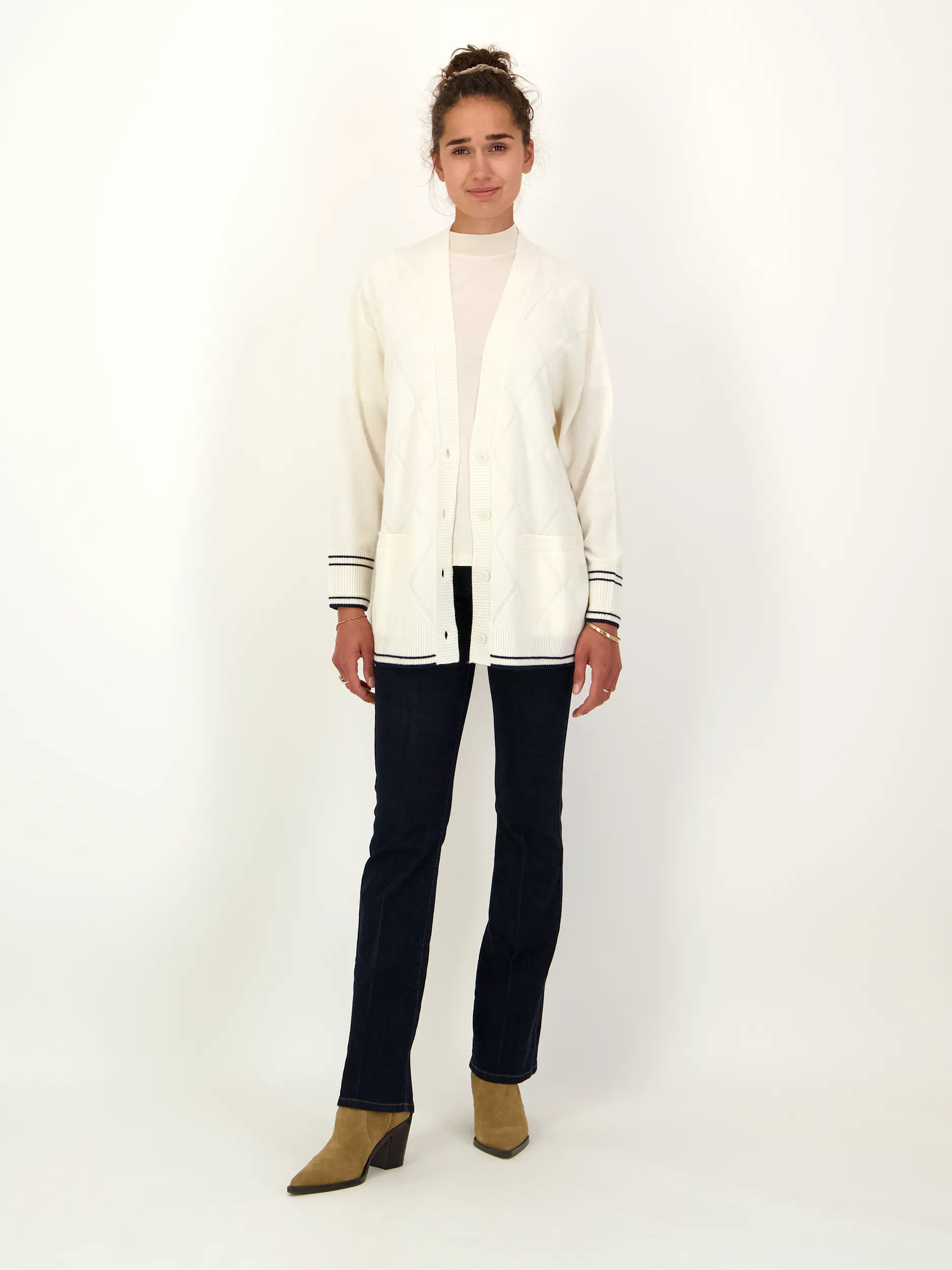 Strickjacke 'Cherry' aus Wolle - Artikel Teil eines Outfits getragen von einem Modell - Farbe: Creme