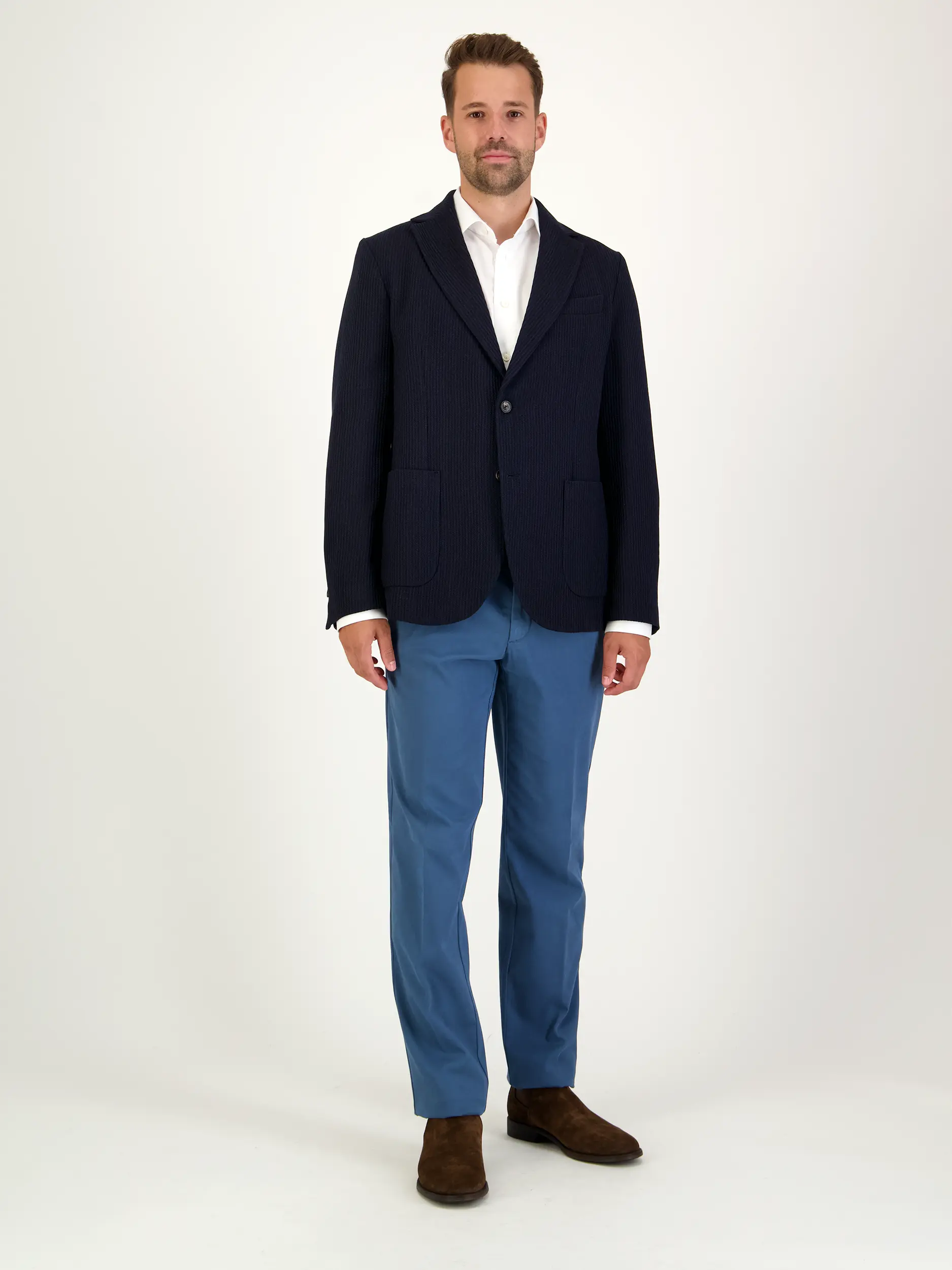 Chino 'Federico' - Artikel Teil eines Outfits getragen von einem Modell - Farbe: Blau