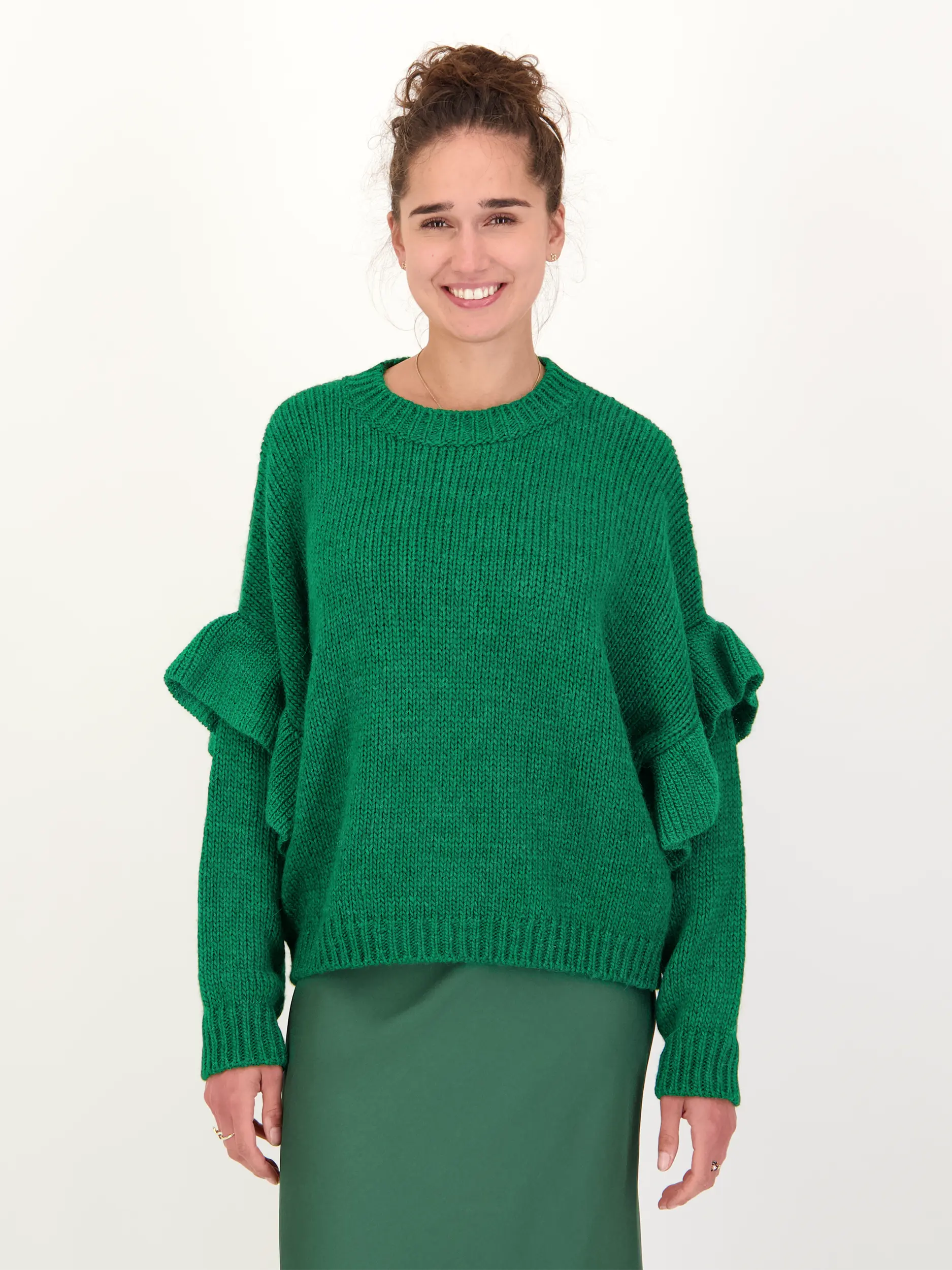 Pullover 'Ijune' aus Wolle langarm - Artikel Vorderseite getragen von einem Modell - Farbe: Grün