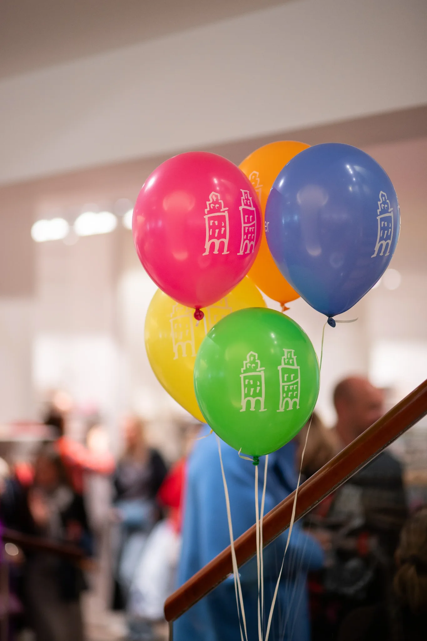 Bunte Luftballons an einer Treppe im Modehaus