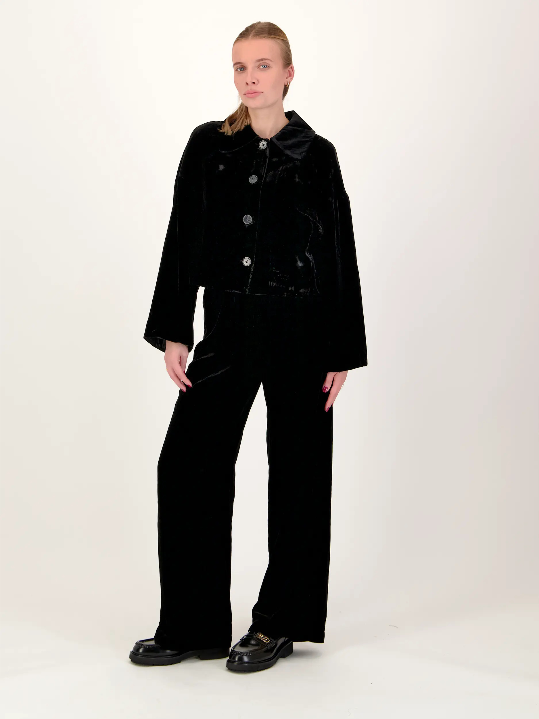 Samtjacke - Artikel Teil eines Outfits getragen von einem Modell - Farbe: Schwarz