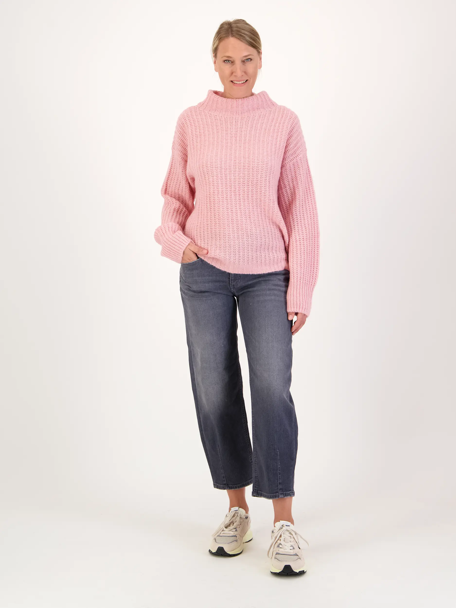 Mid Rise Barrel Jeans 'Elin' - Artikel Teil eines Outfits getragen von einem Modell - Farbe: Grau