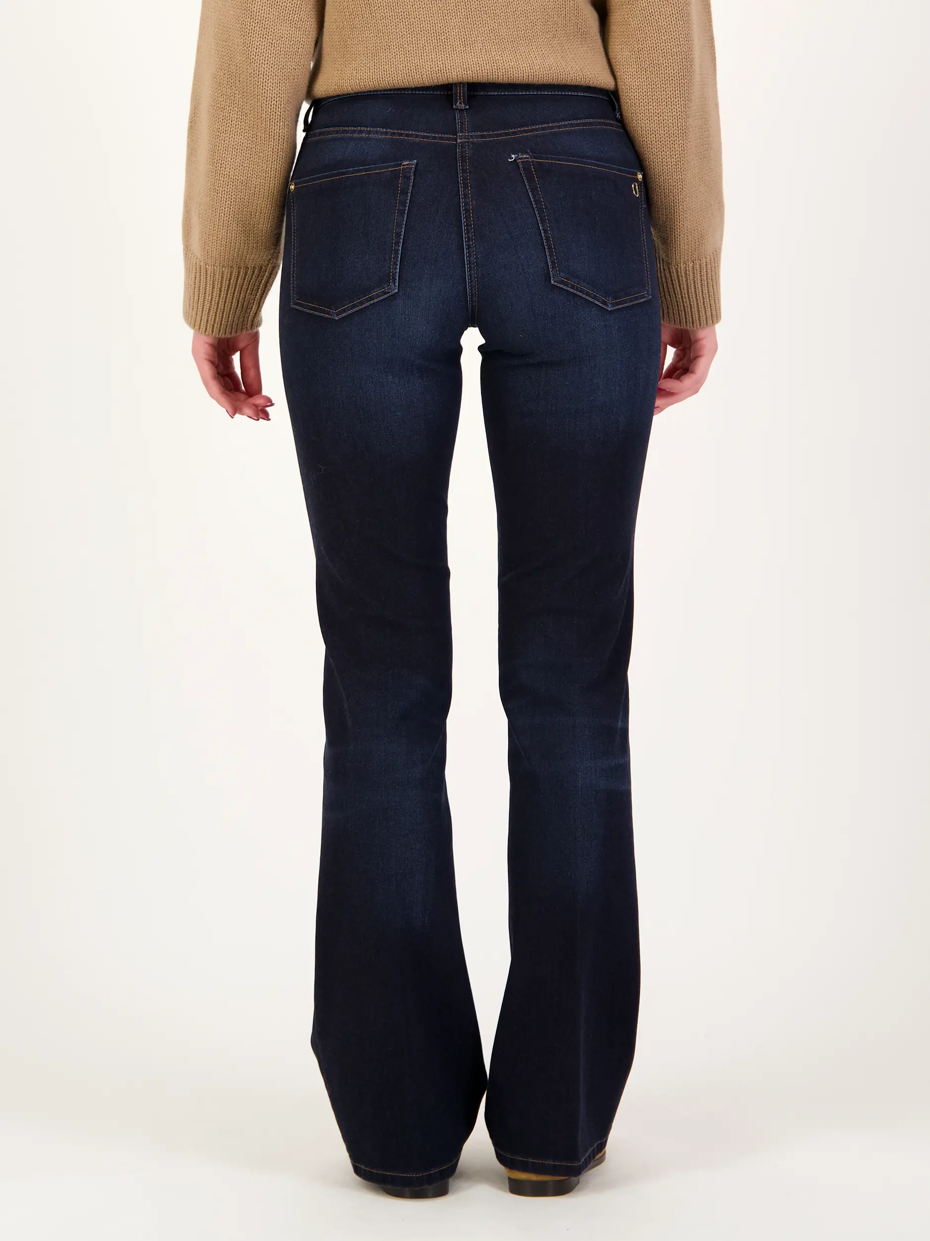 Mid Rise Flared Leg Jeans 'Paris Flared' - Artikel Rückseite getragen von einem Modell - Farbe: Blau