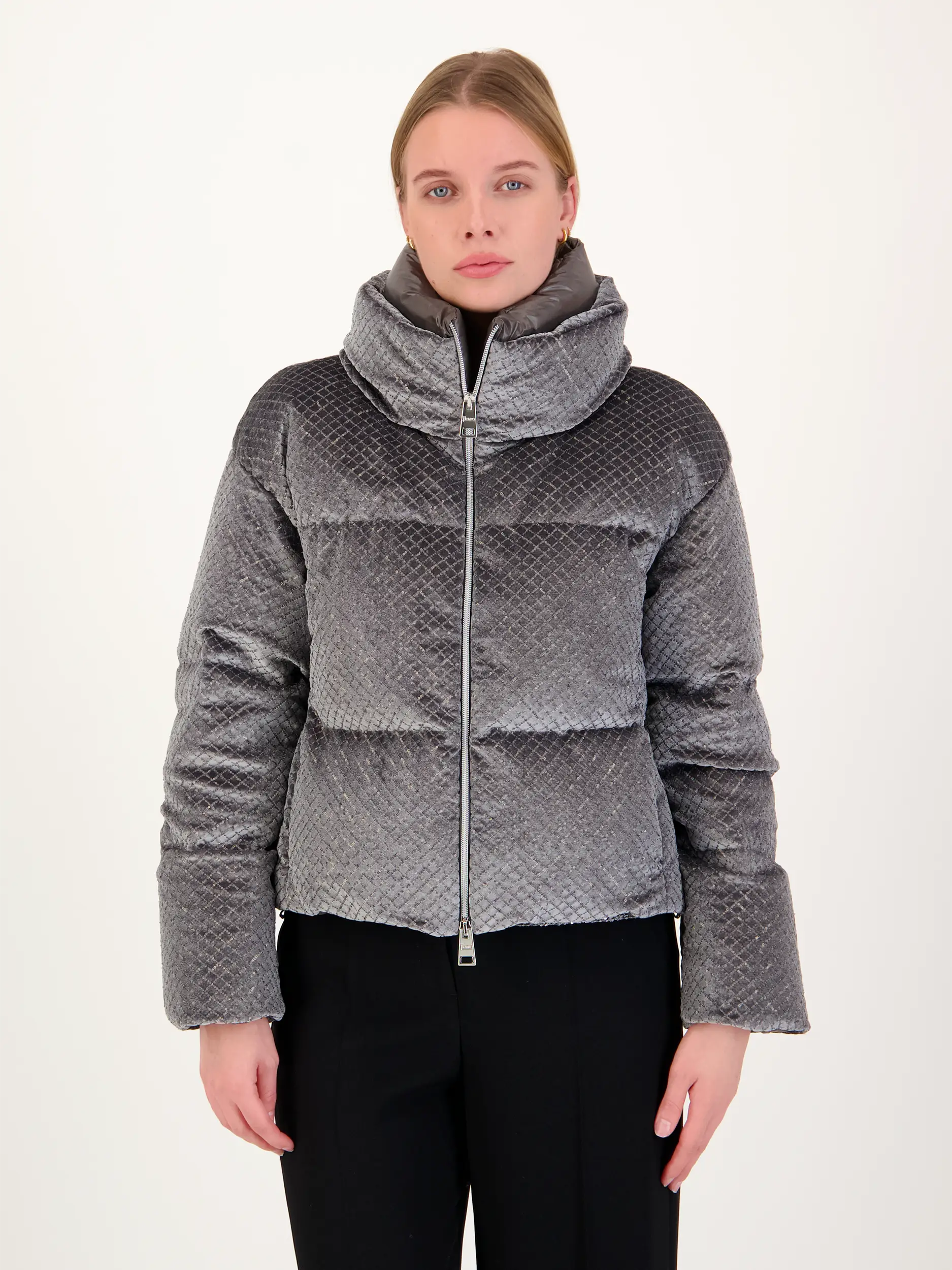 Daunenjacke mit Paillettenrauten - Artikel Vorderseite getragen von einem Modell - Farbe: Grau