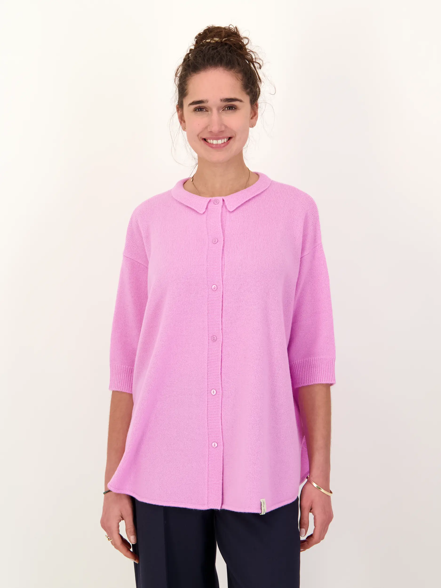 Strickjacke aus Kaschmir Mix - Artikel Vorderseite getragen von einem Modell - Farbe: Rot