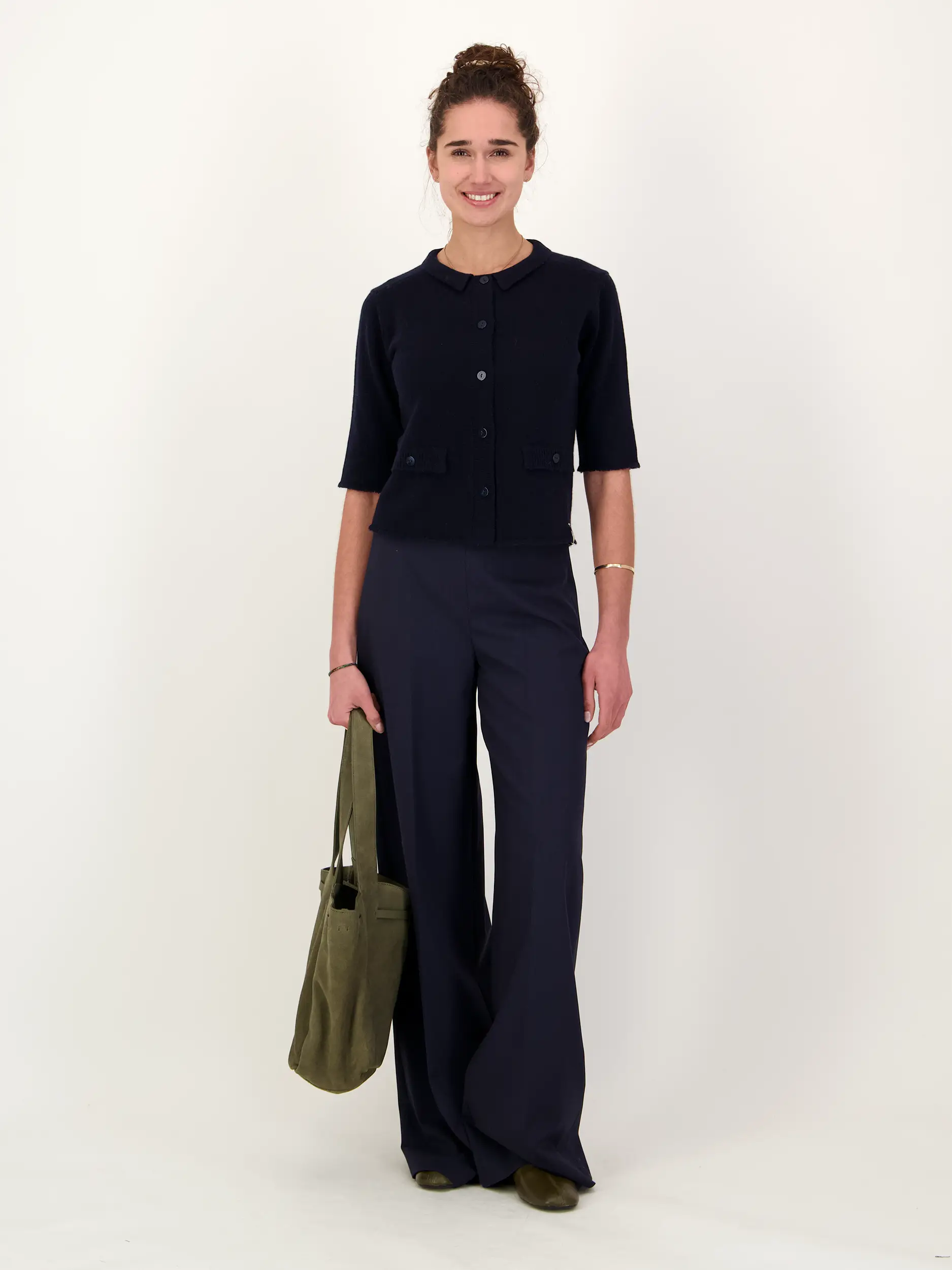 Strickjacke aus Kaschmir Mix - Artikel Teil eines Outfits getragen von einem Modell - Farbe: Blau