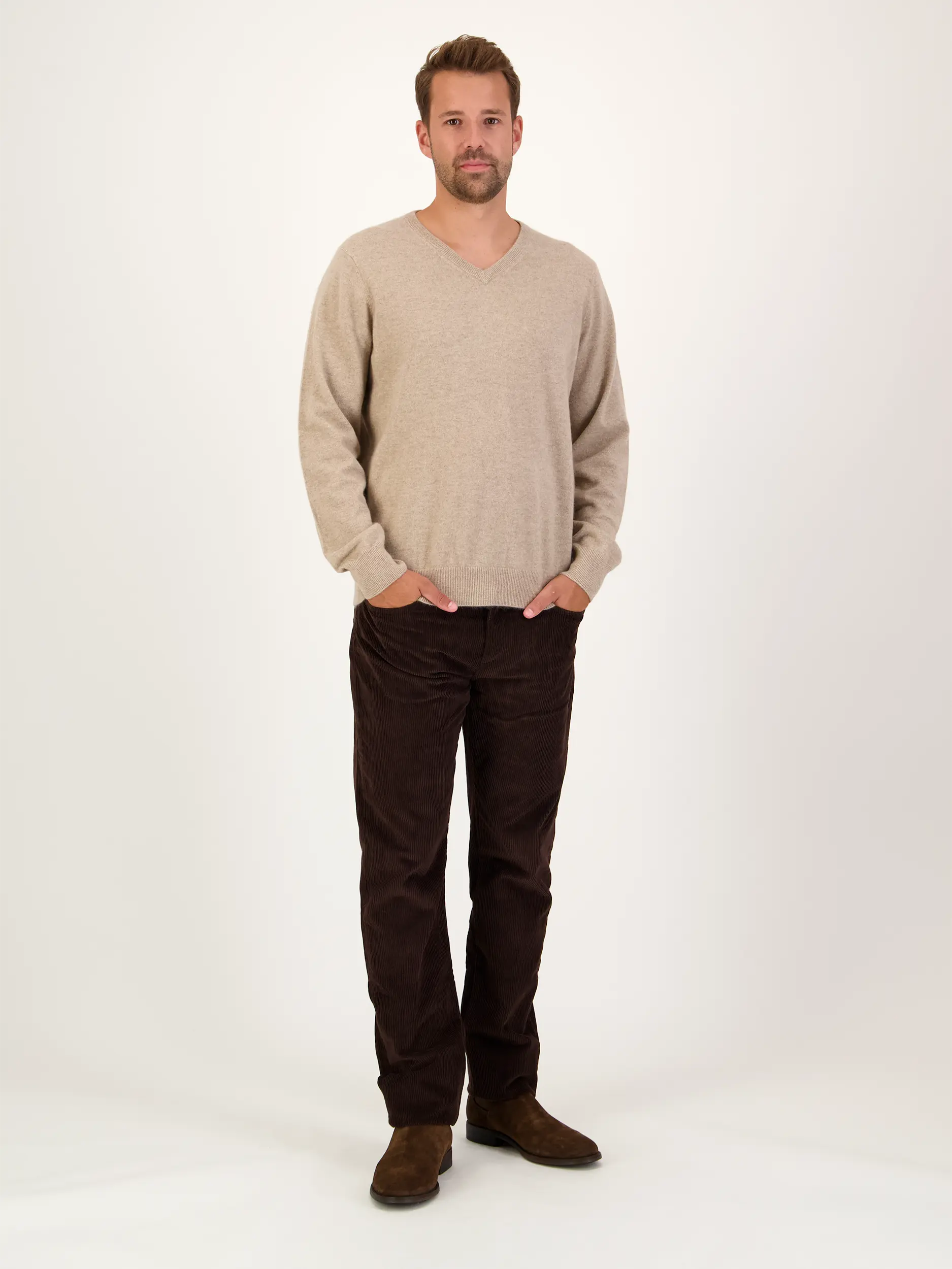 Pullover aus Kaschmir langarm - Artikel Teil eines Outfits getragen von einem Modell - Farbe: Braun