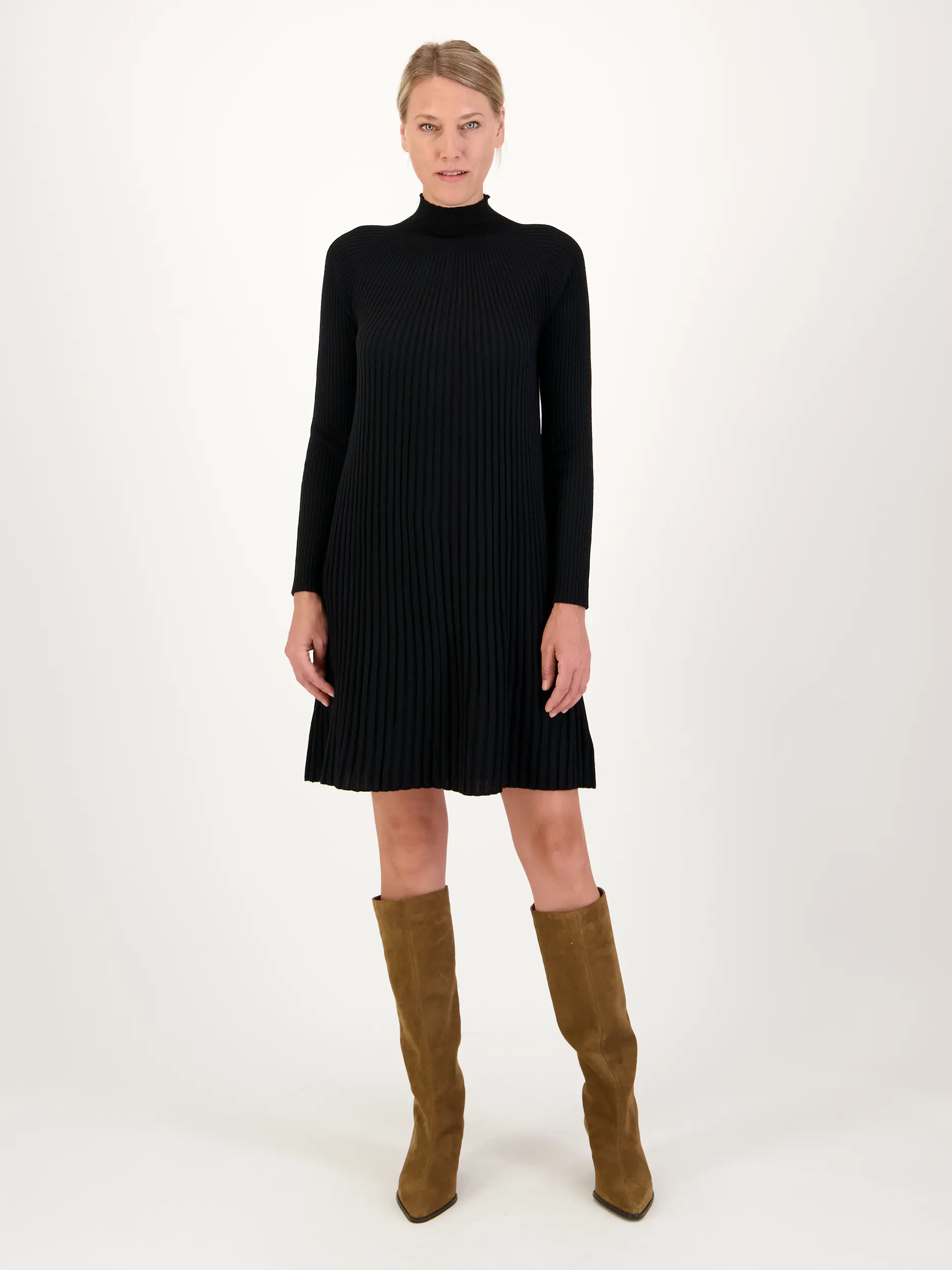 Mini Wollkleid langarm - Artikel Vorderseite getragen von einem Modell - Farbe: Schwarz