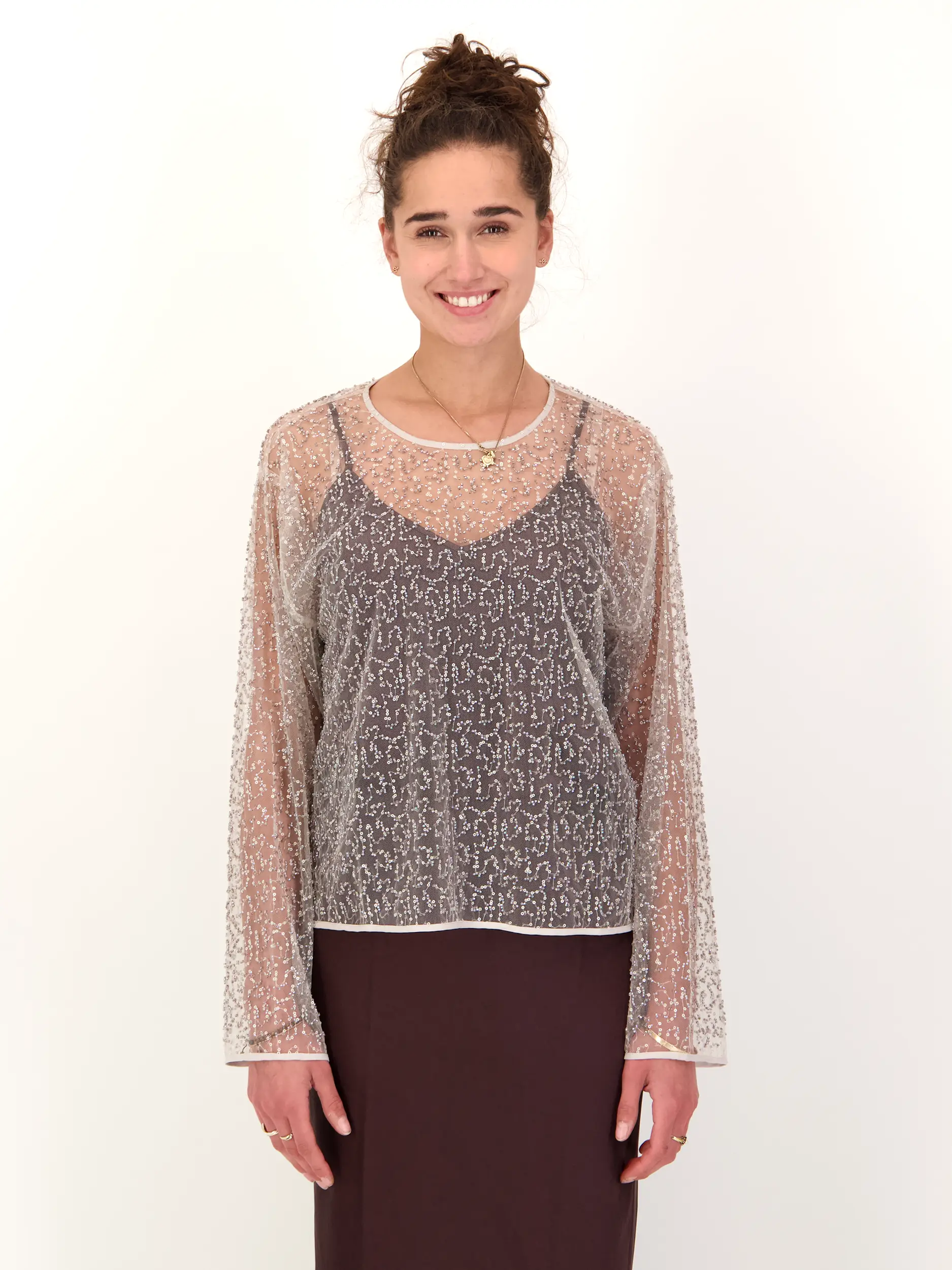 Pailettenbluse 'Samally' - Artikel Vorderseite getragen von einem Modell - Farbe: Beige