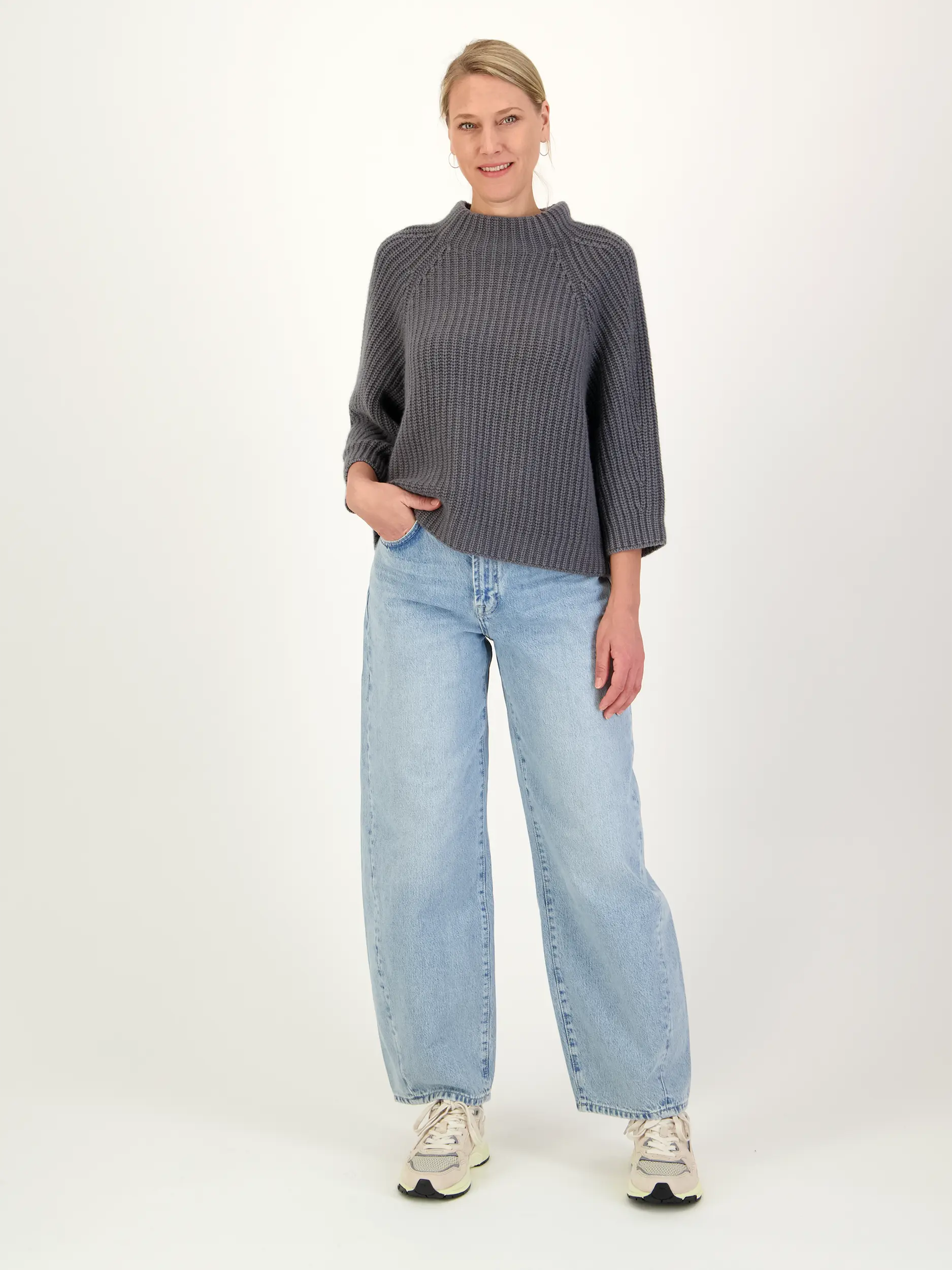 Pullover 'Fallou' aus Kaschmir langarm - Artikel Teil eines Outfits getragen von einem Modell - Farbe: Grau