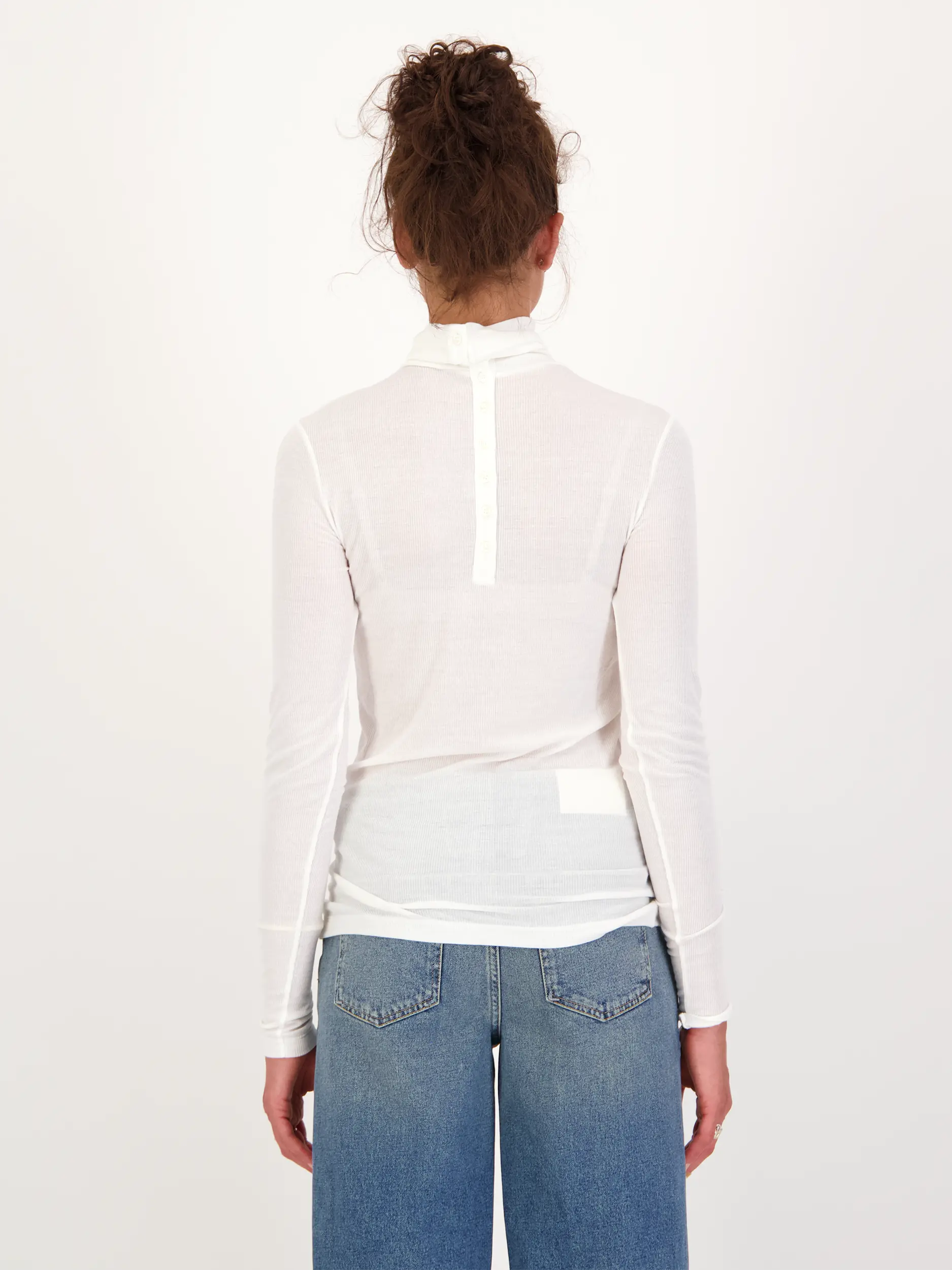 Langarmshirt mit Rollkragen - Artikel Rückseite getragen von einem Modell - Farbe: Creme