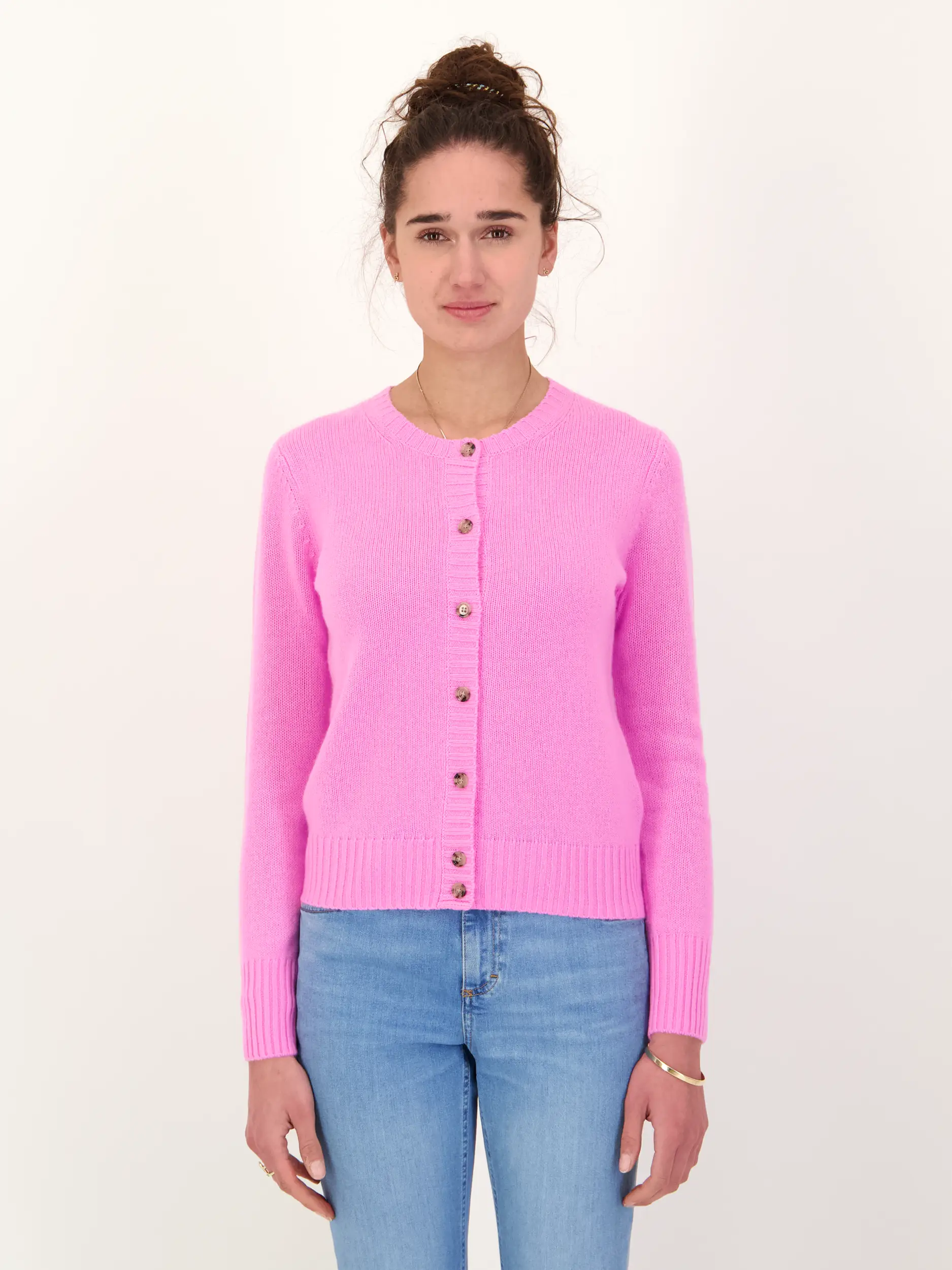 Strickjacke aus Kaschmir  - Artikel Vorderseite getragen von einem Modell - Farbe: Rosa&Pink