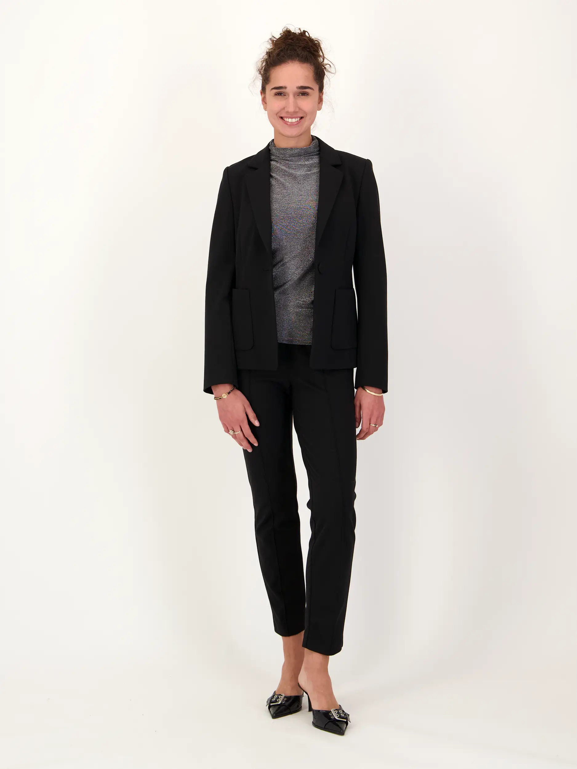 Glitzertop - Artikel Teil eines Outfits getragen von einem Modell - Farbe: Grau
