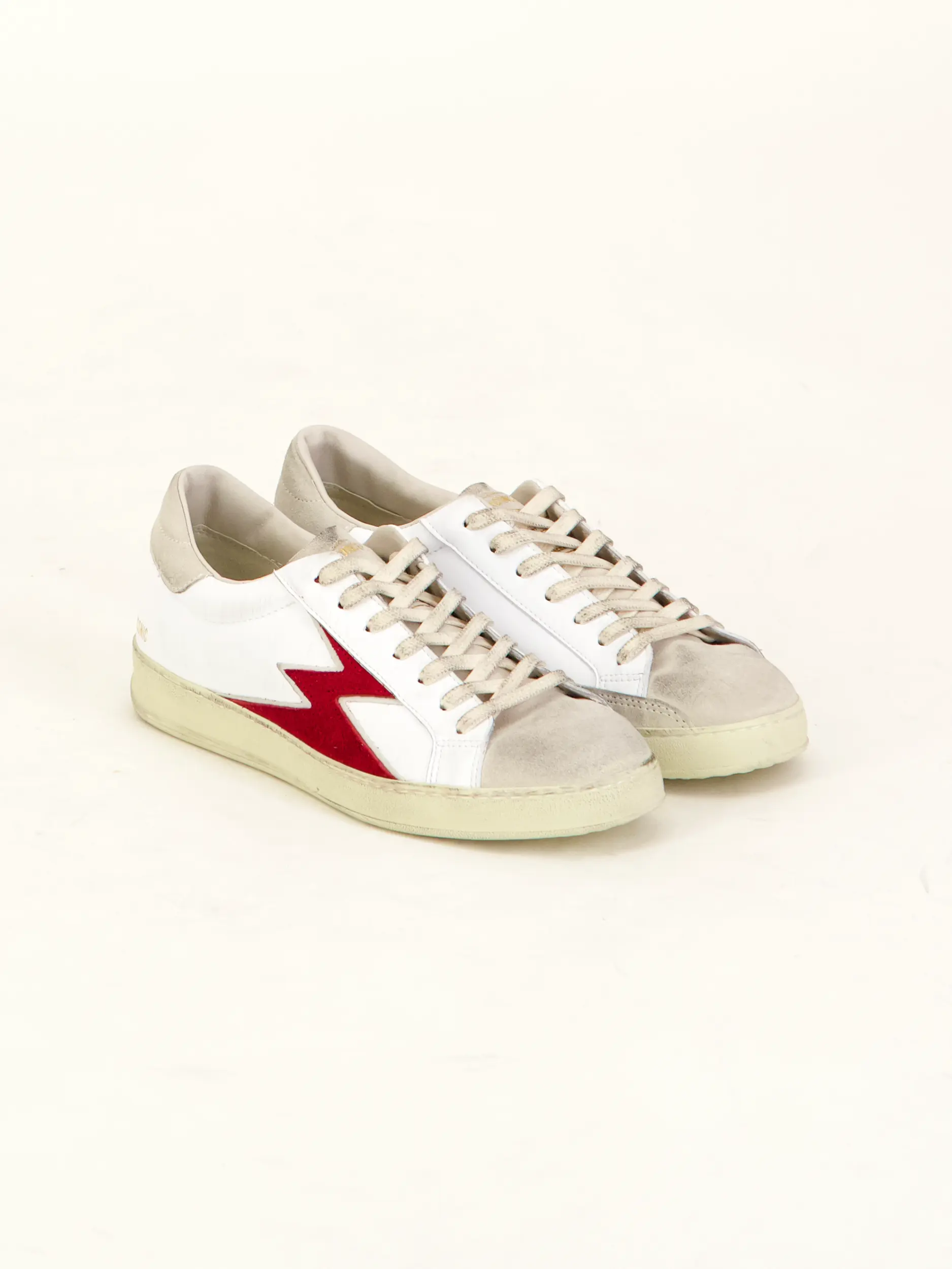 Sneaker 'Deluxe' aus Leder - Artikel Teil eines Outfits getragen von einem Modell