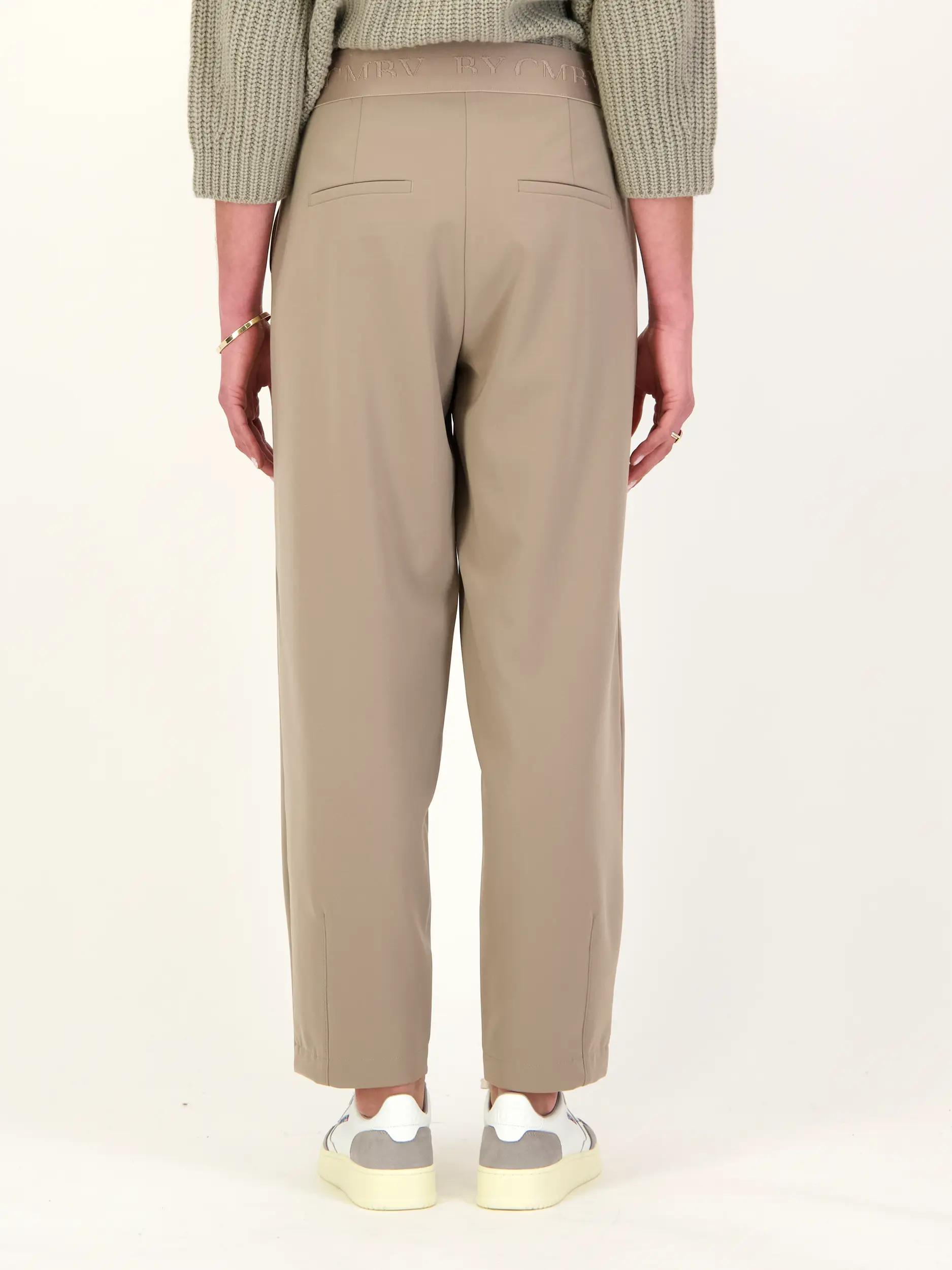 Hose 'Elena' - Artikel Rückseite getragen von einem Modell - Farbe: Braun