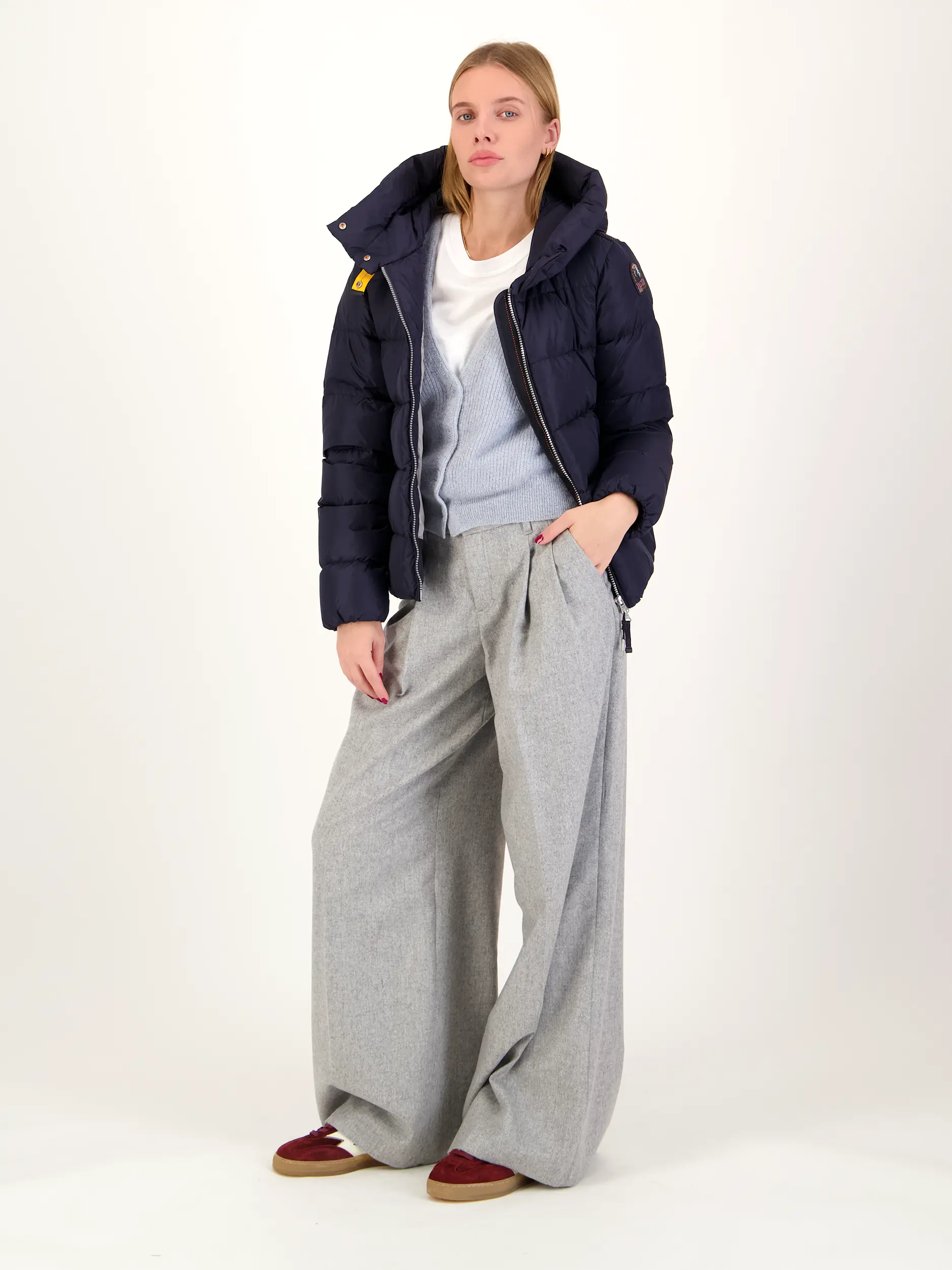 Strickjacke 'Gertija' langarm - Artikel Teil eines Outfits getragen von einem Modell - Farbe: Blau