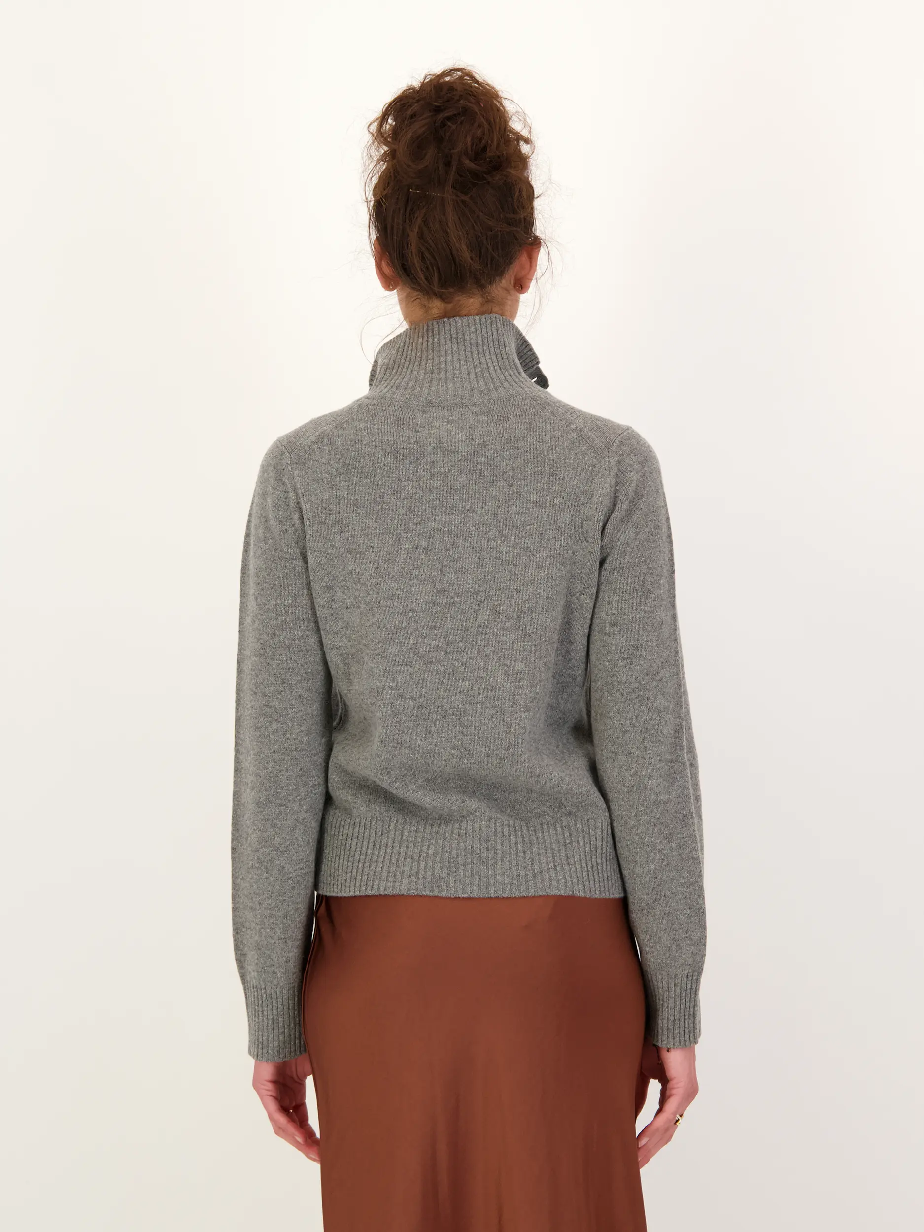 Pullover 'Saelif' - Artikel Rückseite getragen von einem Modell - Farbe: Grau